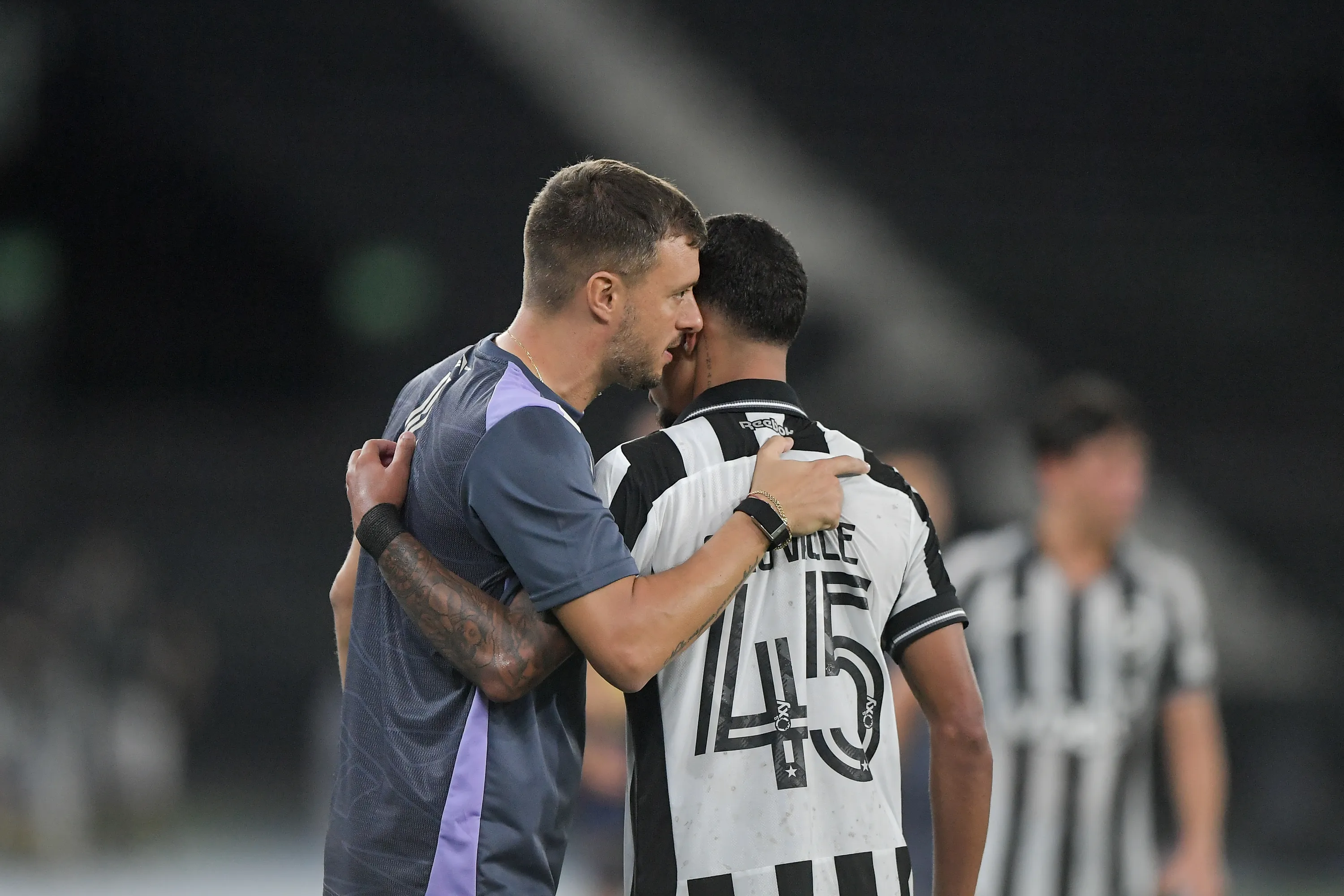Caio Valle jogador do Botafogo comemora seu gol com Martin Anselmi tecnico da sua equipe durante partida contra o Bangu no estadio Engenhao pelo campeonato Carioca 2026. Foto: Thiago Ribeiro/AGIF