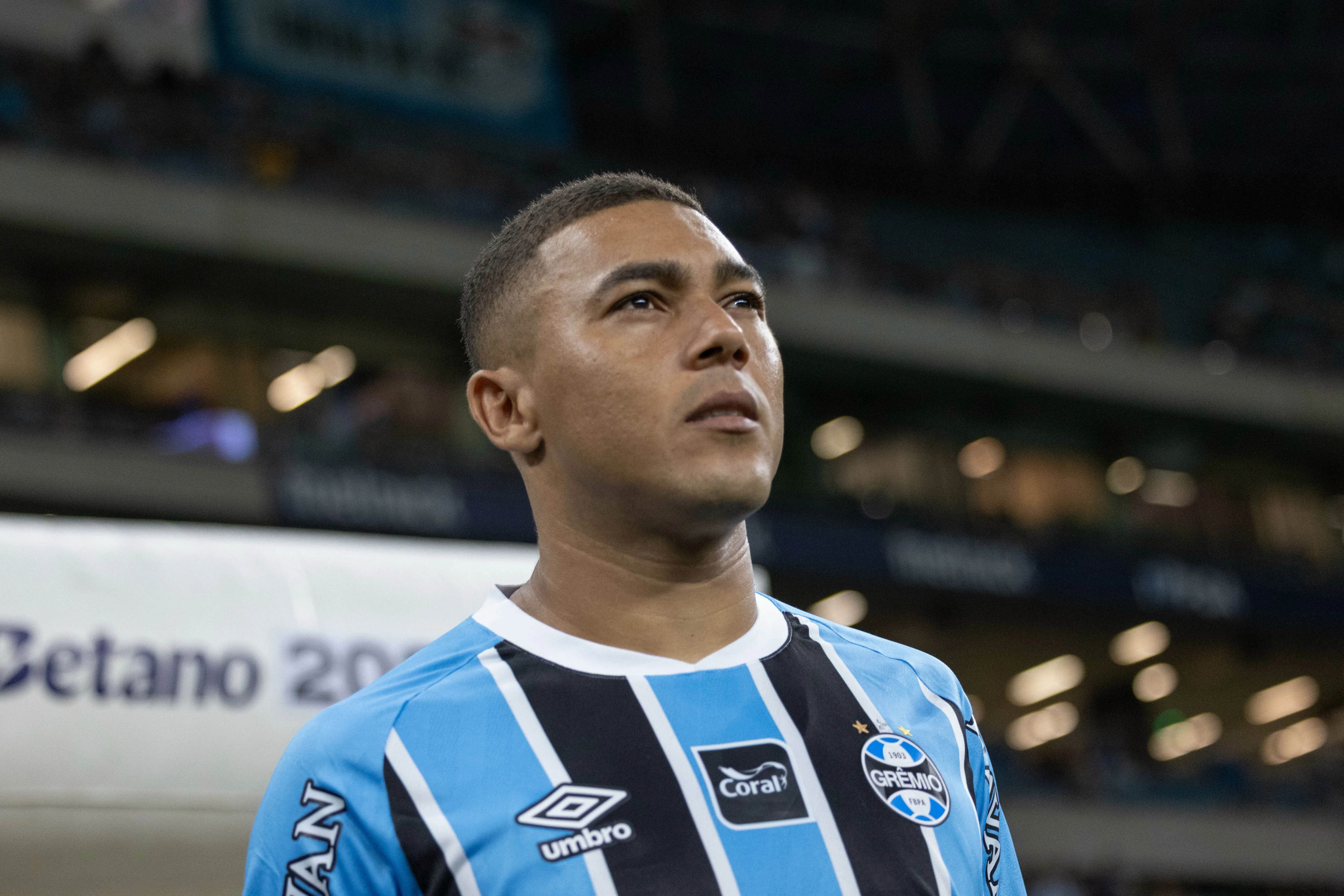 Grêmio possui dívida com Carlos Vinícius – Foto: Liamara Polli/AGIF.