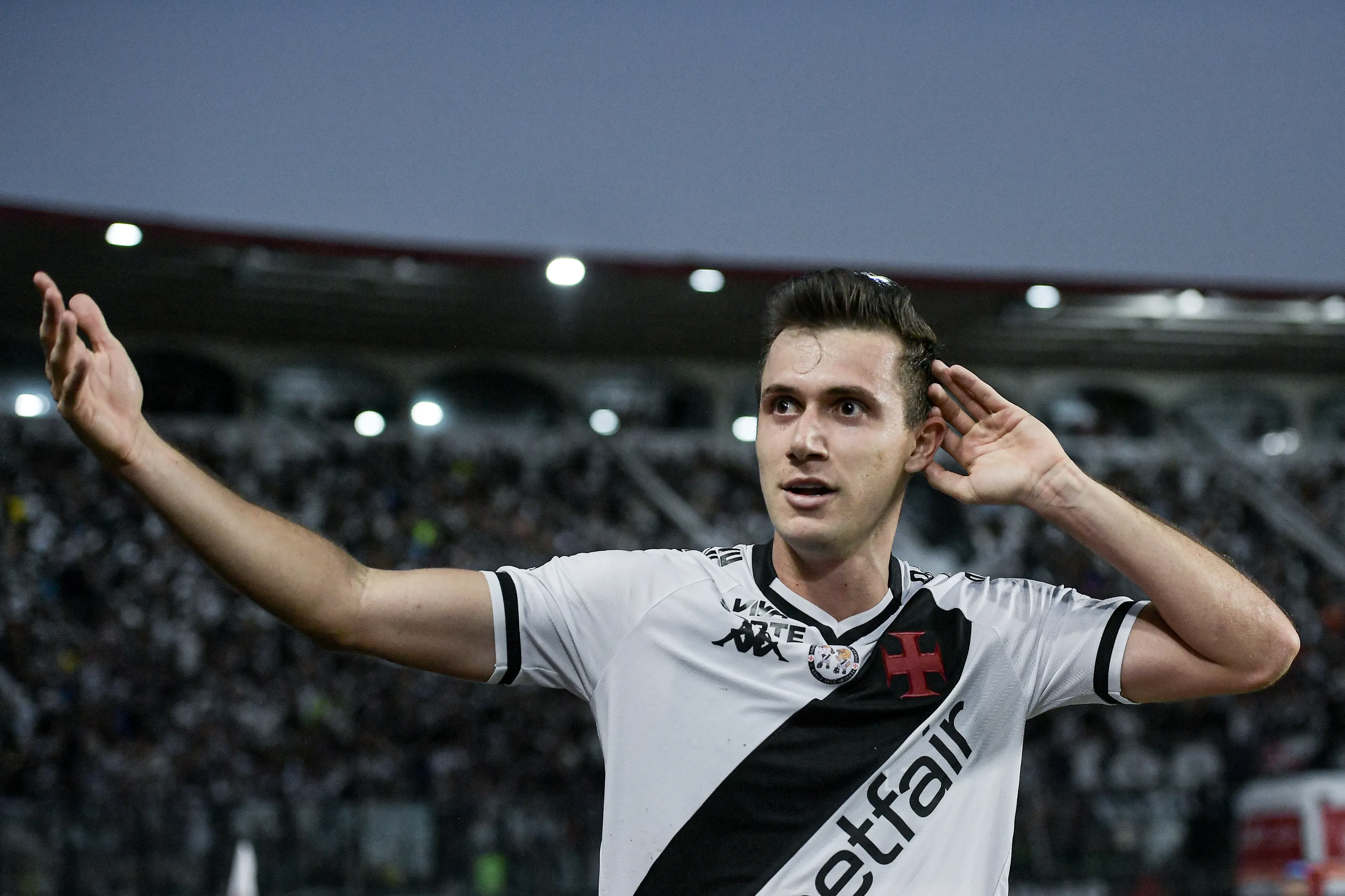 Lucas Piton jogador do Vasco durante partida contra o Vitoria no estadio Sao Januario pelo campeonato Brasileiro A 2025. Foto: Thiago Ribeiro/AGIF