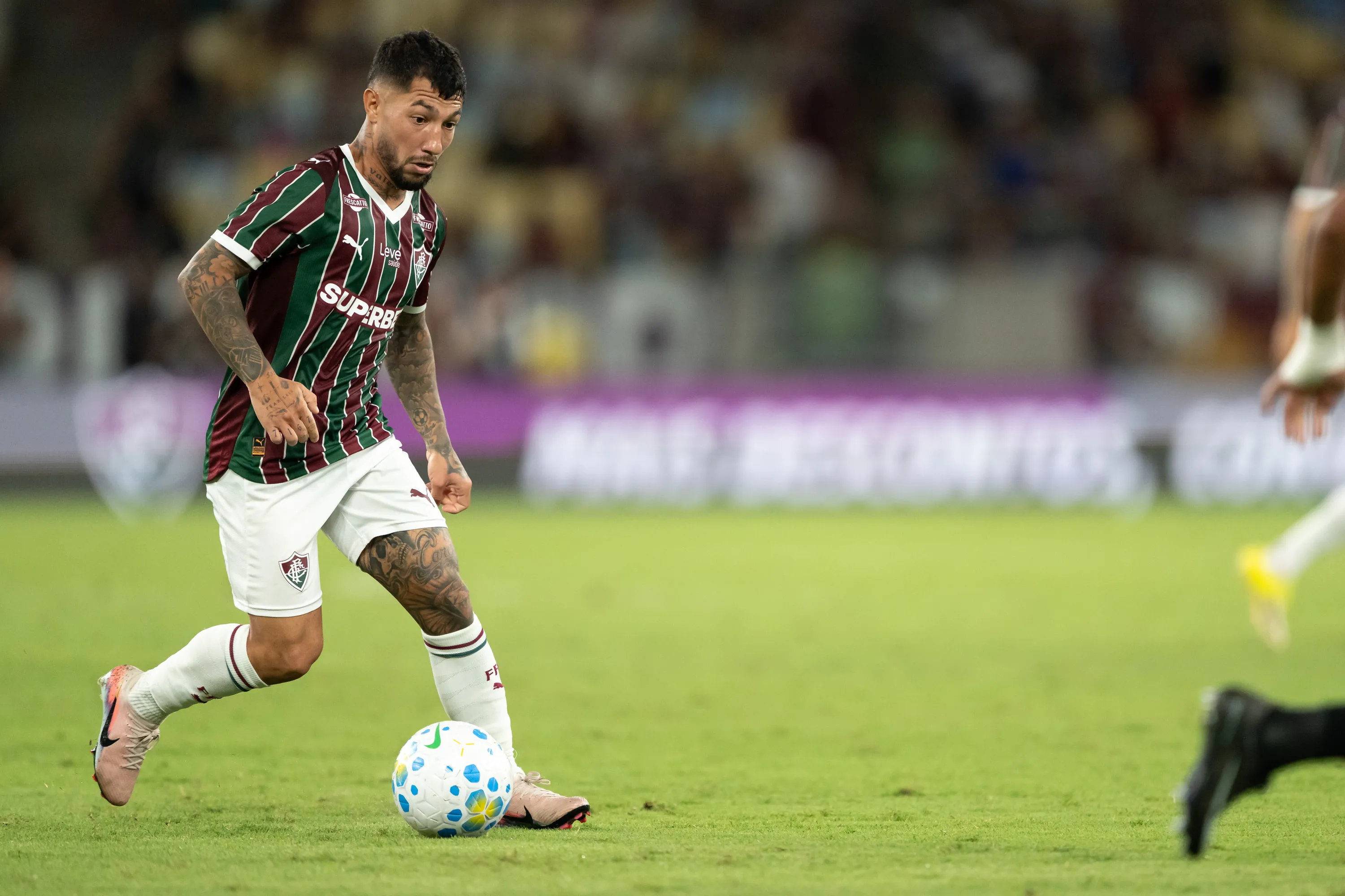Lucho Acosta jogador do Fluminense durante partida contra o Atletico-MG no estadio Maracana pelo campeonato Brasileiro A 2026. Foto: Jorge Rodrigues/AGIF