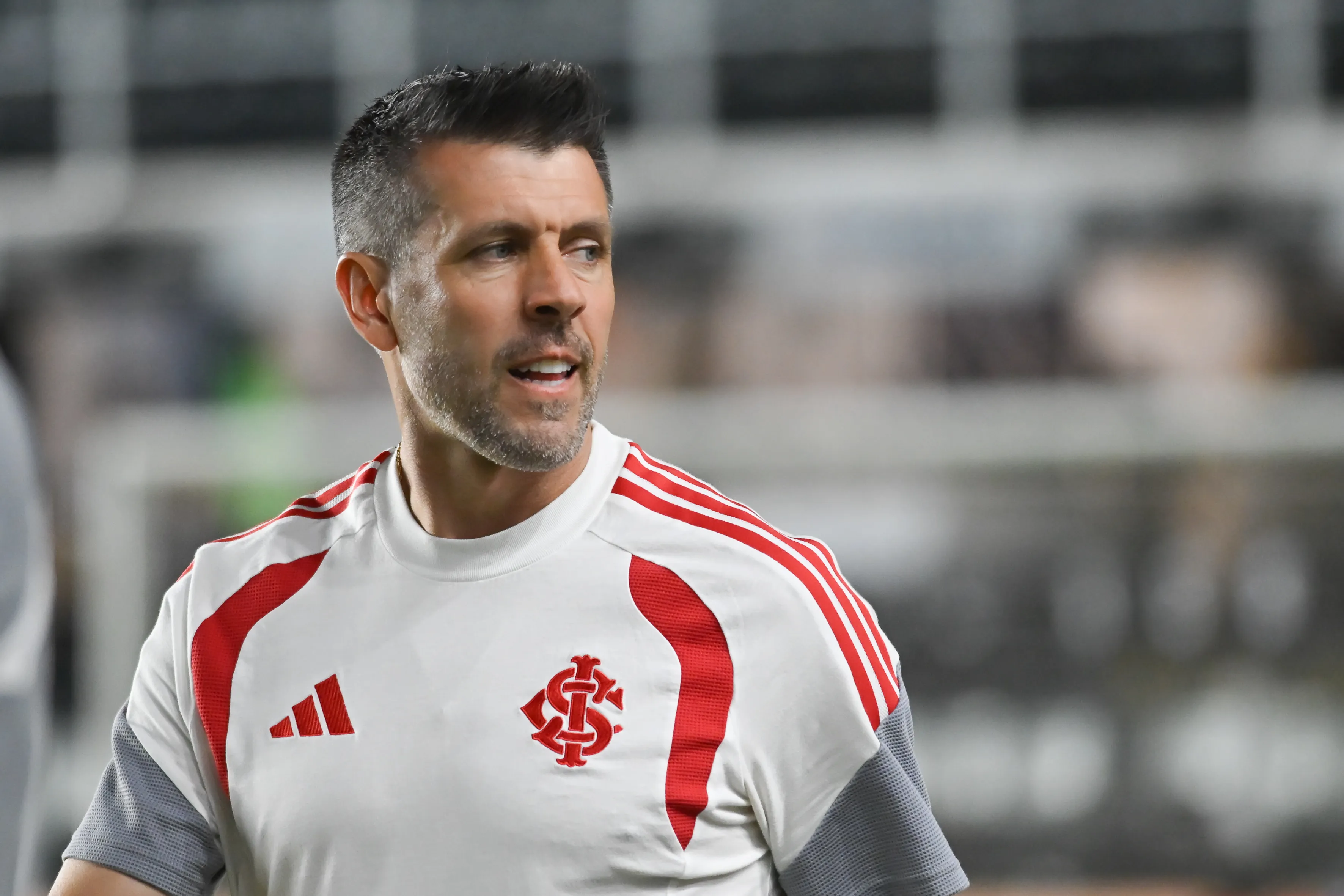 SP – SANTOS – 18/03/2026 – BRASILEIRO A 2026, SANTOS X INTERNACIONAL – Paulo Pezzolano tecnico do Internacional durante partida contra o Santos no estadio Vila Belmiro pelo campeonato Brasileiro A 2026. Foto: Jota Erre/AGIF