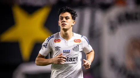 JP Chermont jogador do Santos durante partida contra o Sport no estádio Vila Belmiro pelo campeonato Brasileiro B 2024. Foto: Abner Dourado/AGIF