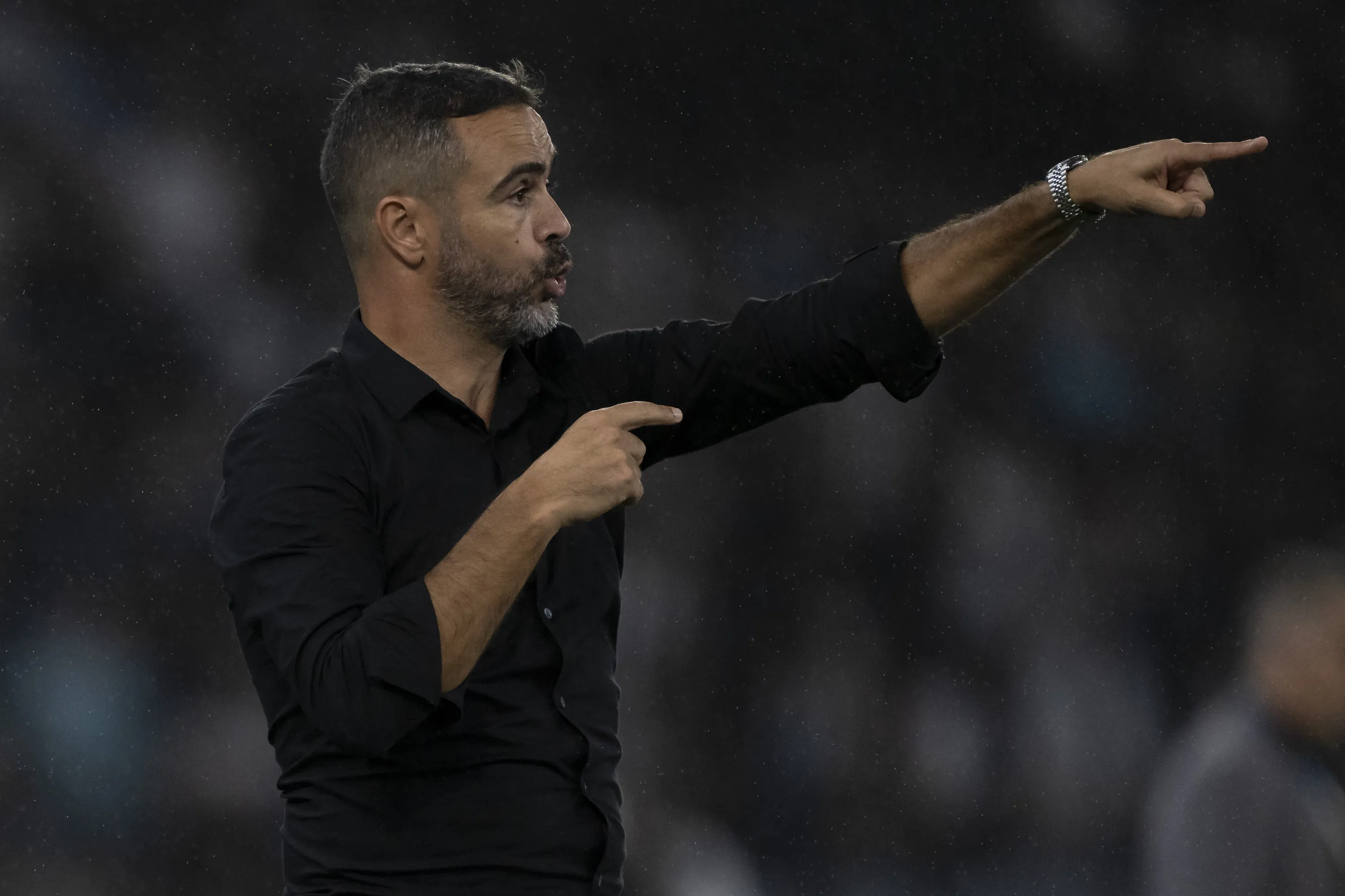 Artur Jorge comandando o Botafogo em 2024 –  Foto: Jorge Rodrigues/AGIF