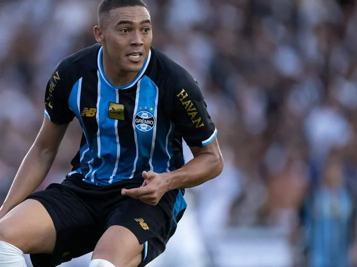 Brincadeira de Marlon viraliza no aniversário de Carlos Vinícius