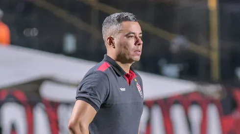 Jair Ventura tecnico do Vitoria durante partida contra o Botafogo-PB no estadio Barradao pelo campeonato Copa Do Nordeste 2026. Foto: Marcio Jose/AGIF