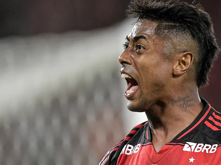 Torcida do Flamengo critica renovação de Bruno Henrique