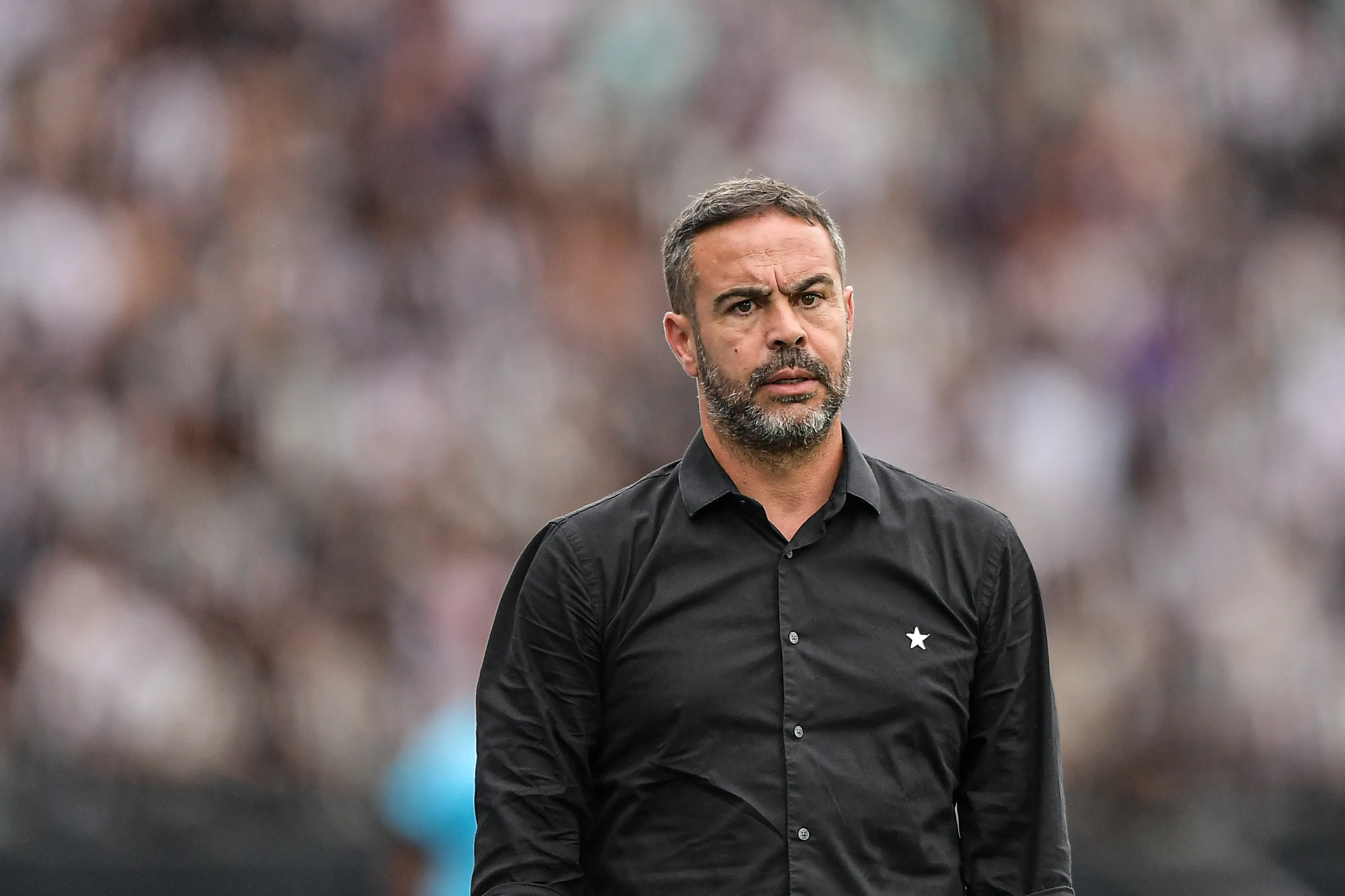 RJ – RIO DE JANEIRO – 08/12/2024 – BRASILEIRO A 2024, BOTAFOGO X SAO PAULO – Artur Jorge tecnico do Botafogo durante partida contra o Sao Paulo no estadio Engenhao pelo campeonato Brasileiro A 2024. Foto: Thiago Ribeiro/AGIF
