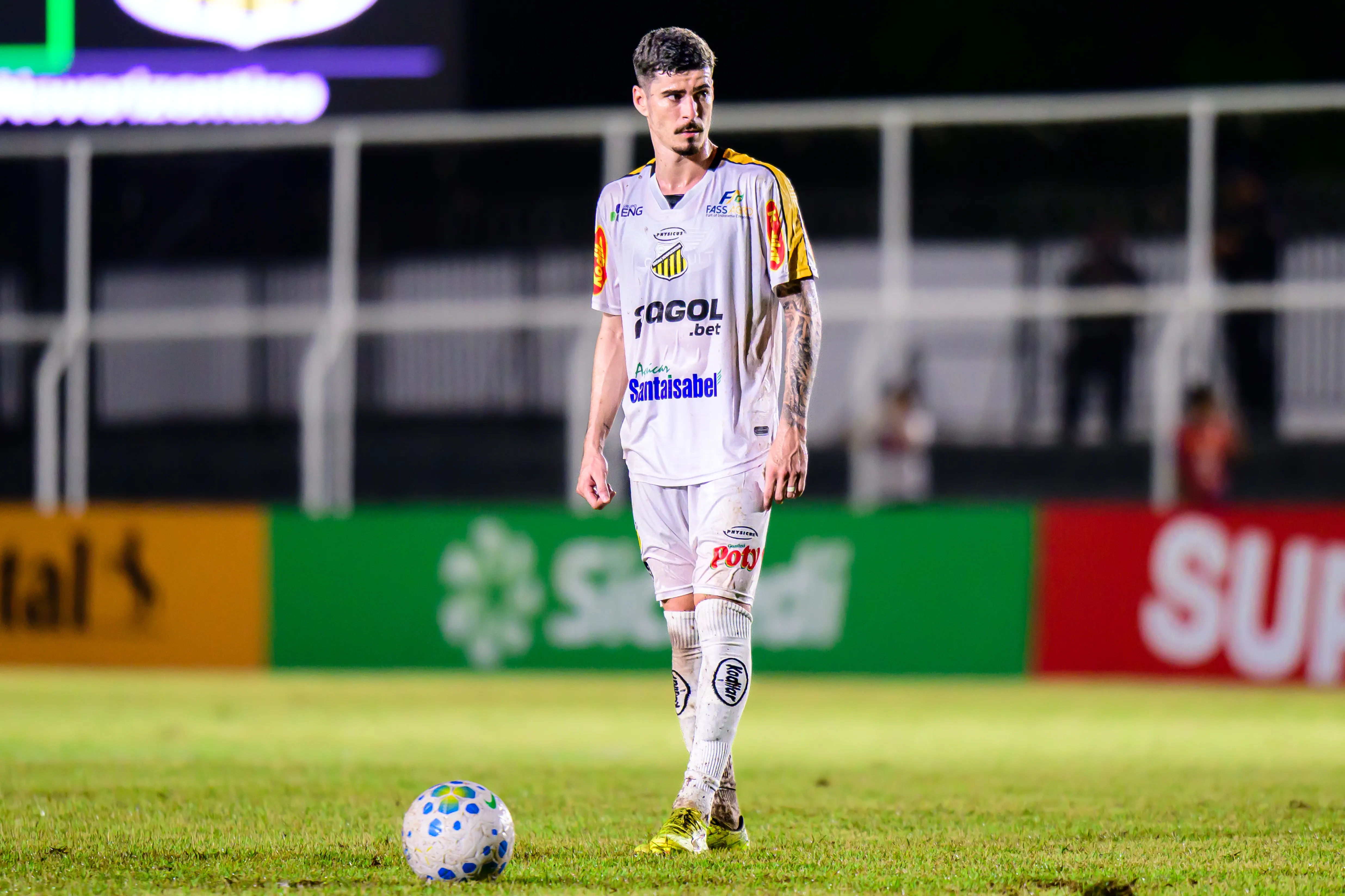 MT – CUIABA – 12/03/2026 – COPA DO BRASIL 2026, MIXTO X NOVORIZONTINO – Romulo jogador do Novorizontino durante partida contra o Mixto no estadio Dutrinha pelo campeonato Copa Do Brasil 2026. Foto: Francisco Alves/AGIF