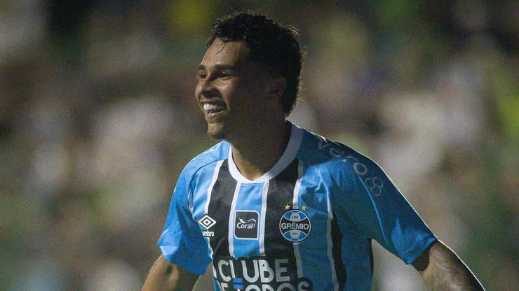 Roger jogador do Gremio comemora seu gol durante partida contra o Avenida no estadio Eucaliptos pelo campeonato Gaucho 2026. Foto: Maxi Franzoi/AGIF