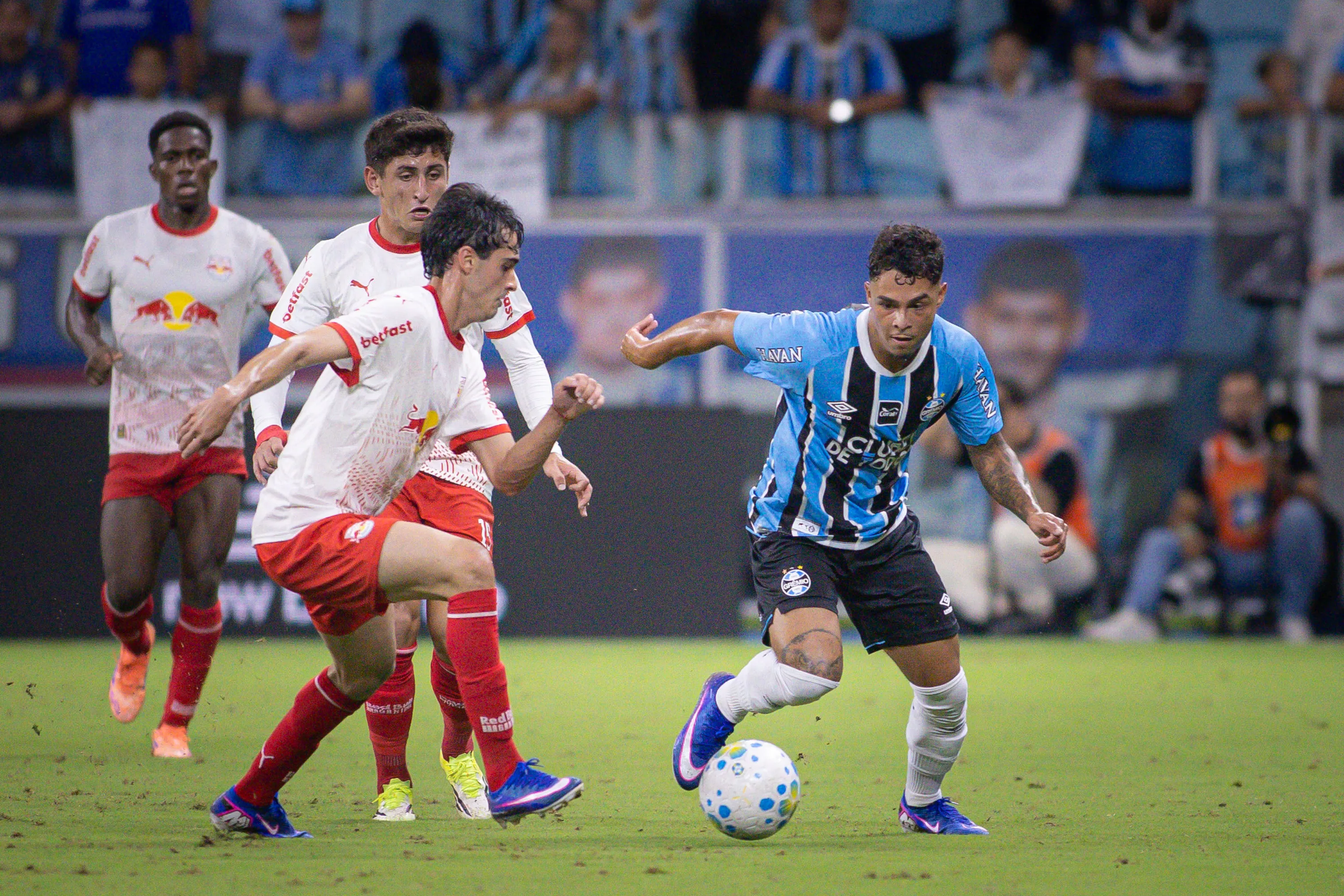 Roger jogador do Gremio durante partida contra o Bragantino no estadio Arena do Gremio pelo campeonato Brasileiro A 2026. Foto: Maxi Franzoi/AGIF
