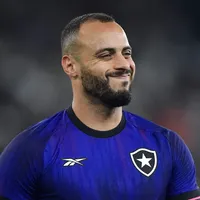 Osmar Stabile se posiciona sobre Arthur Cabral, do Botafogo