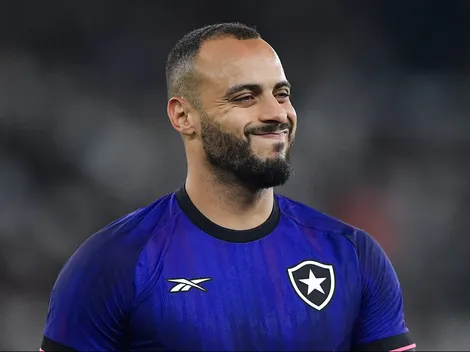 Osmar Stabile se posiciona sobre Arthur Cabral, do Botafogo