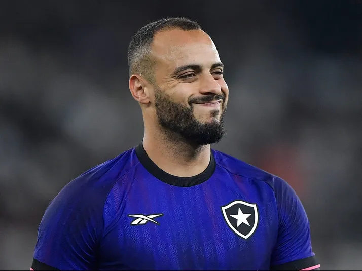 Osmar Stabile se posiciona sobre Arthur Cabral, do Botafogo