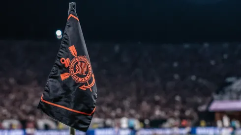 A bandeira do jogo vista antes da partida entre Corinthians e Flamengo no estádio Arena Corinthians pelo campeonato Brasileiro A 2026. Foto: Marcello Zambrana/AGIF
