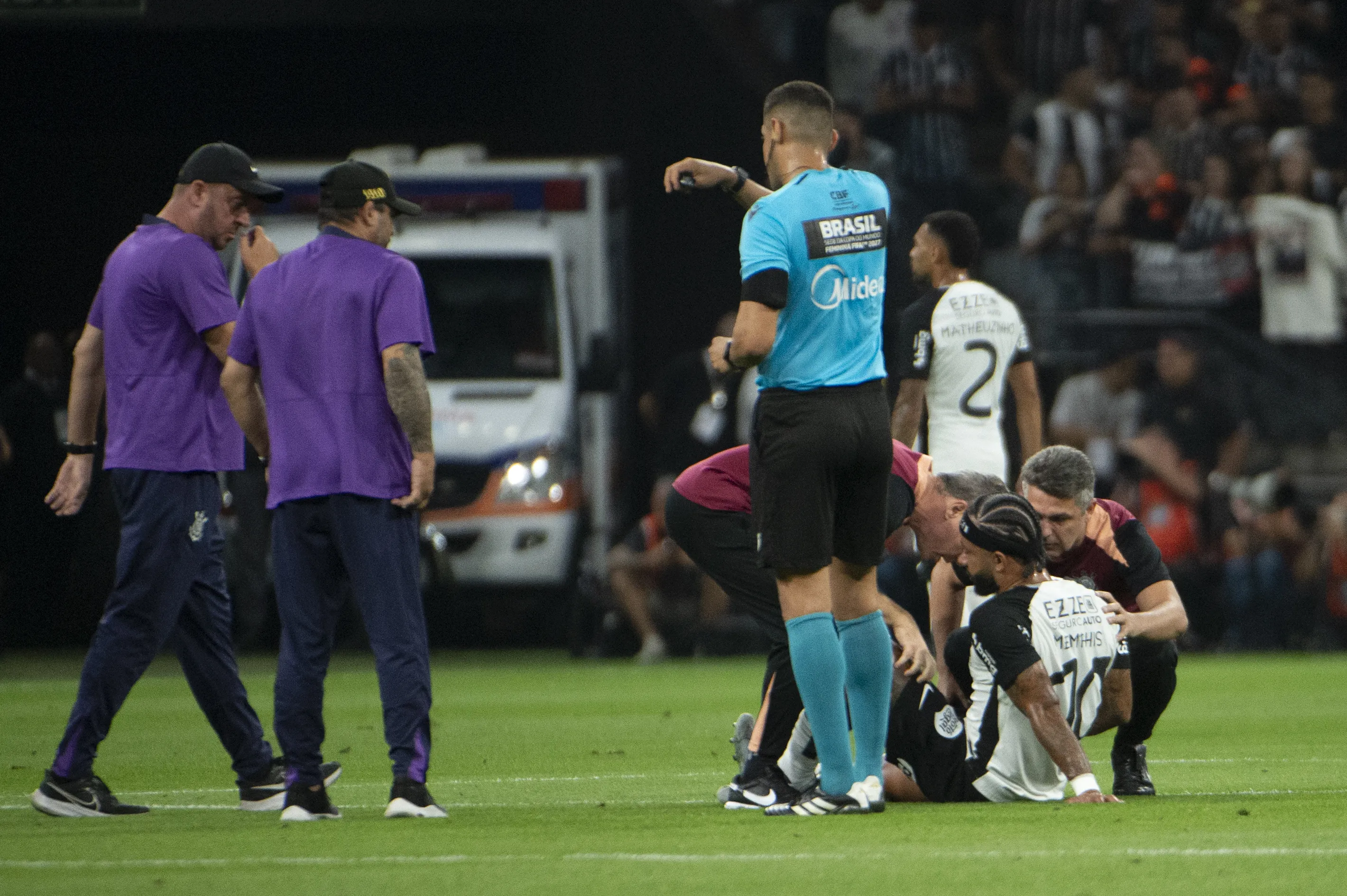 Depay jogador do Corinthians deixa o campo apos contusao na partida contra o Flamengo no estadio Arena Corinthians pelo campeonato Brasileiro A 2026. Foto: Anderson Romao/AGIF