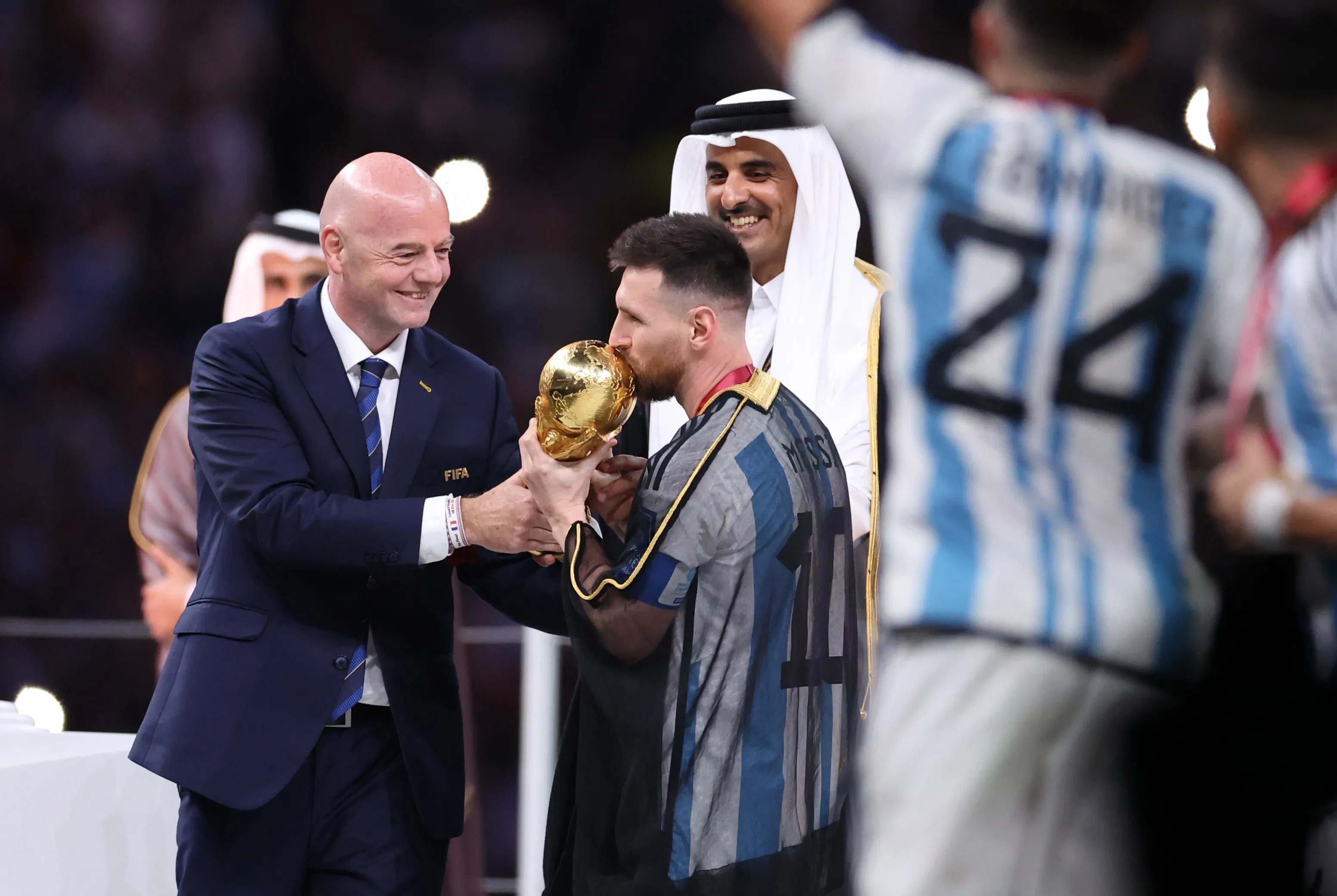Lionel Messi recebe a taça da Copa do Mundo das mão de Gianni Infantino. (Photo by Catherine Ivill/Getty Images)
