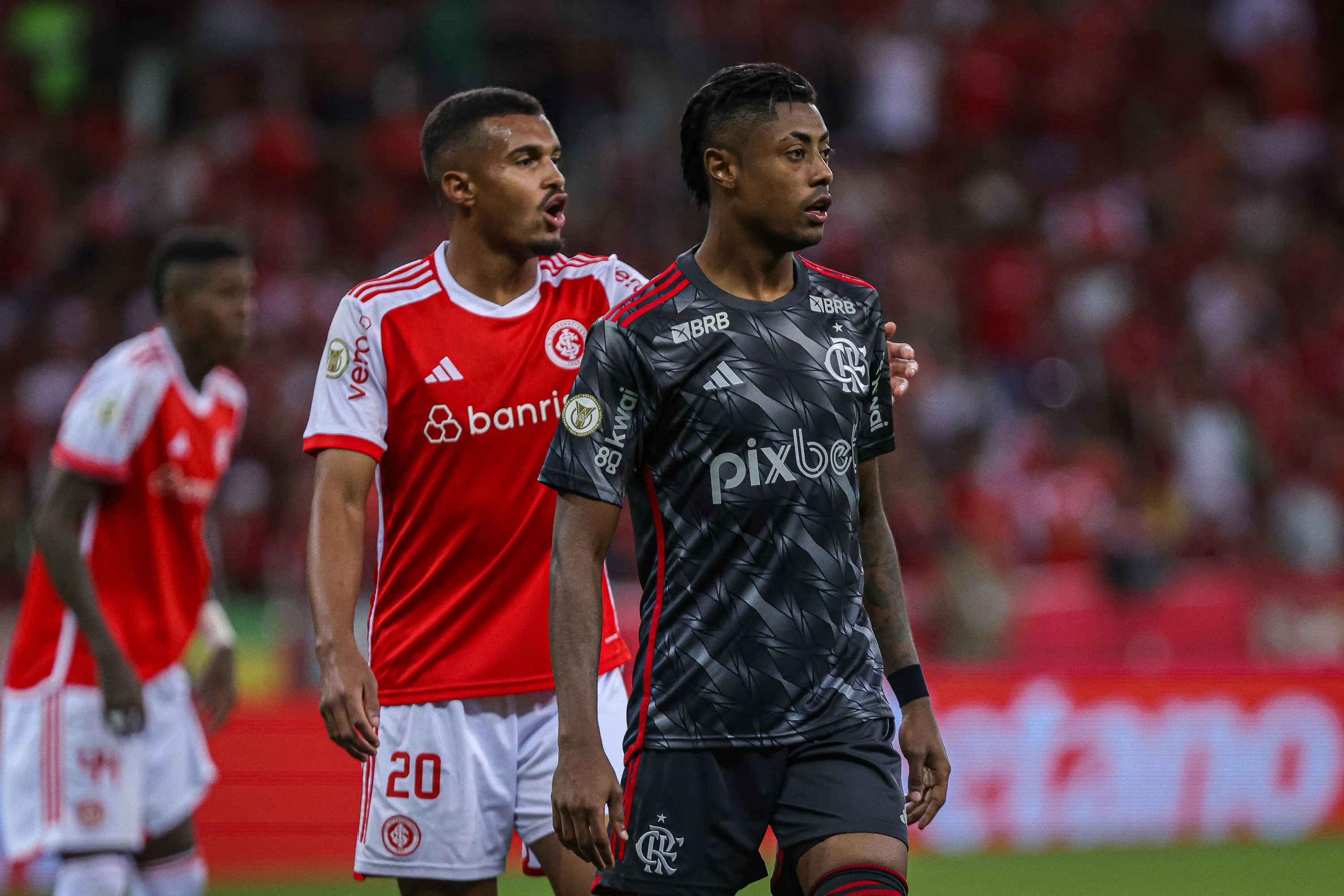 Clayton Sampaio jogador do Internacional disputa lance com Bruno Henrique jogador do Flamengo durante partida no estadio Beira-Rio pelo campeonato Brasileiro A 2024. Foto: Maxi Franzoi/AGIF