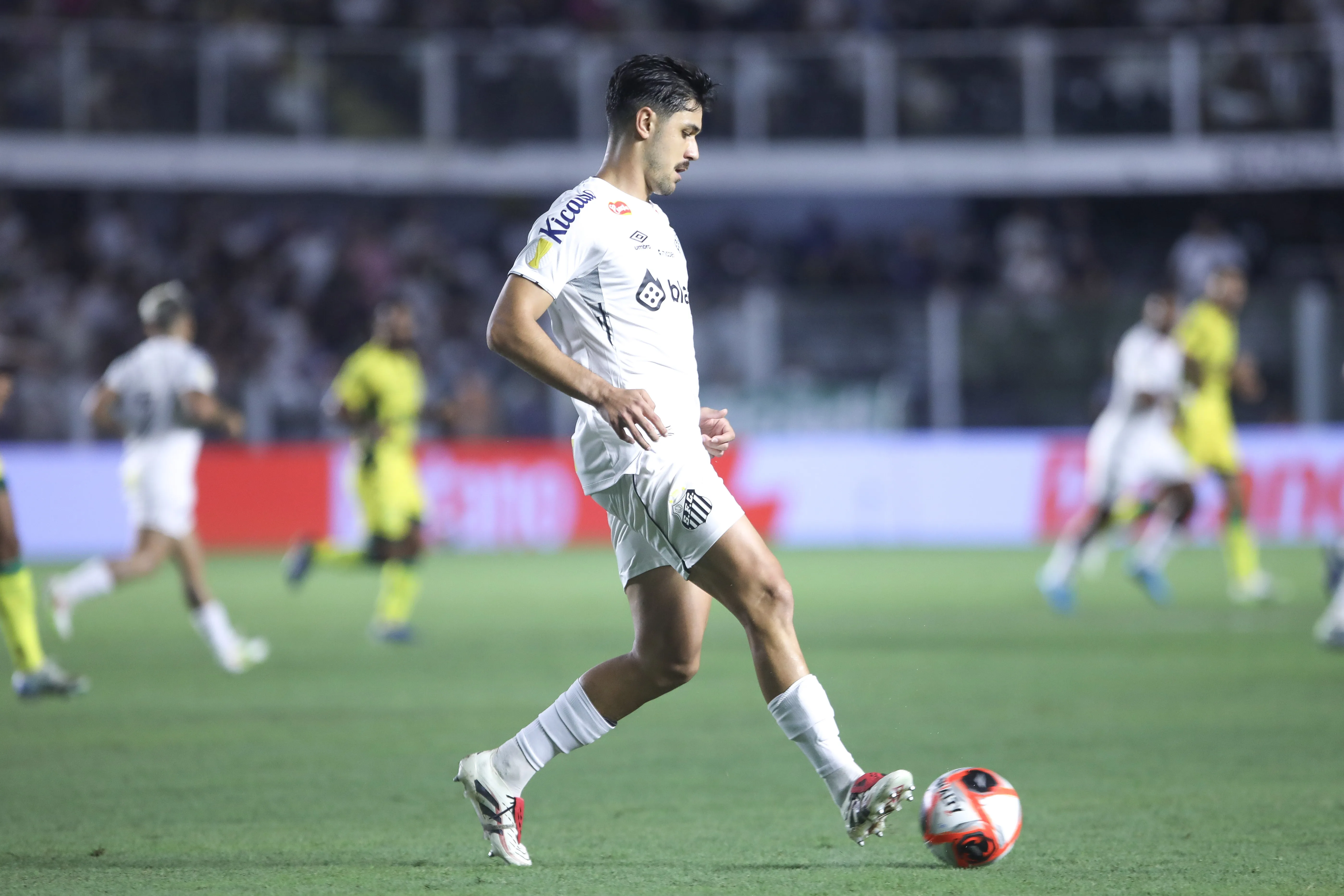 João Basso atuando no Santos – Foto: Reinaldo Campos/AGIF