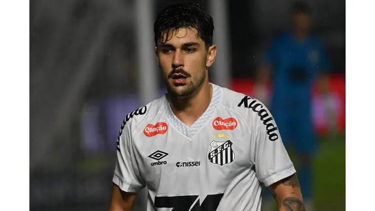 João Basso, ex-jogador do Santos, teve o nome especulado no Inter anteriormente
