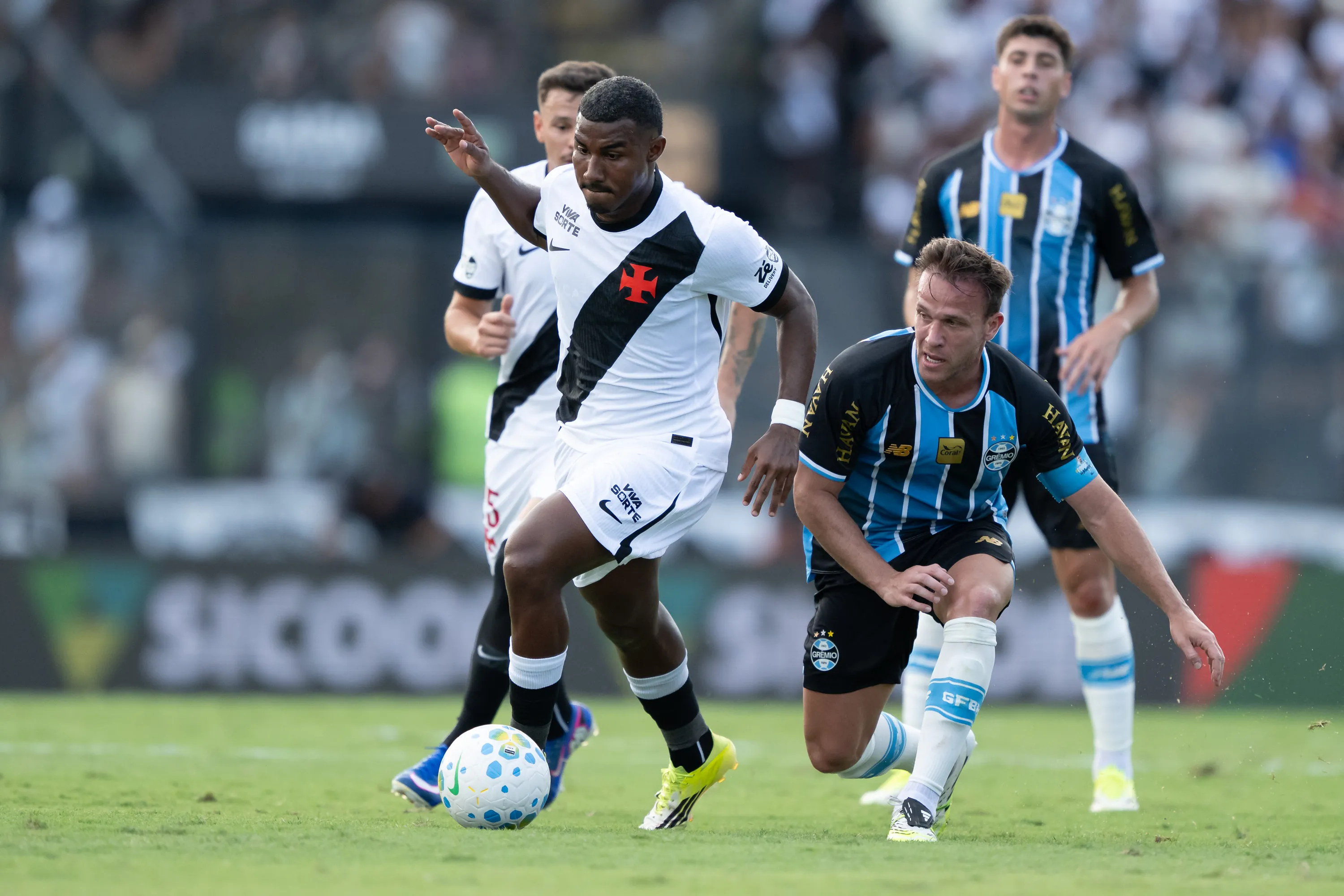 RJ – RIO DE JANEIRO – 22/03/2026 – BRASILEIRO A 2026, VASCO X GREMIO – Cuiabano jogador do Vasco disputa lance com Arthur jogador do Gremio durante partida no estadio Sao Januario pelo campeonato Brasileiro A 2026. Foto: Jorge Rodrigues/AGIF
