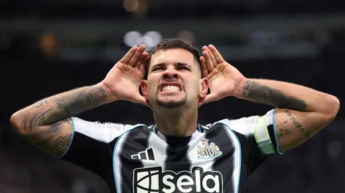 Bruno Guimarães comemora gol marcado pelo Newcastle United em partida da Premier League. (Photo by Stu Forster/Getty Images)