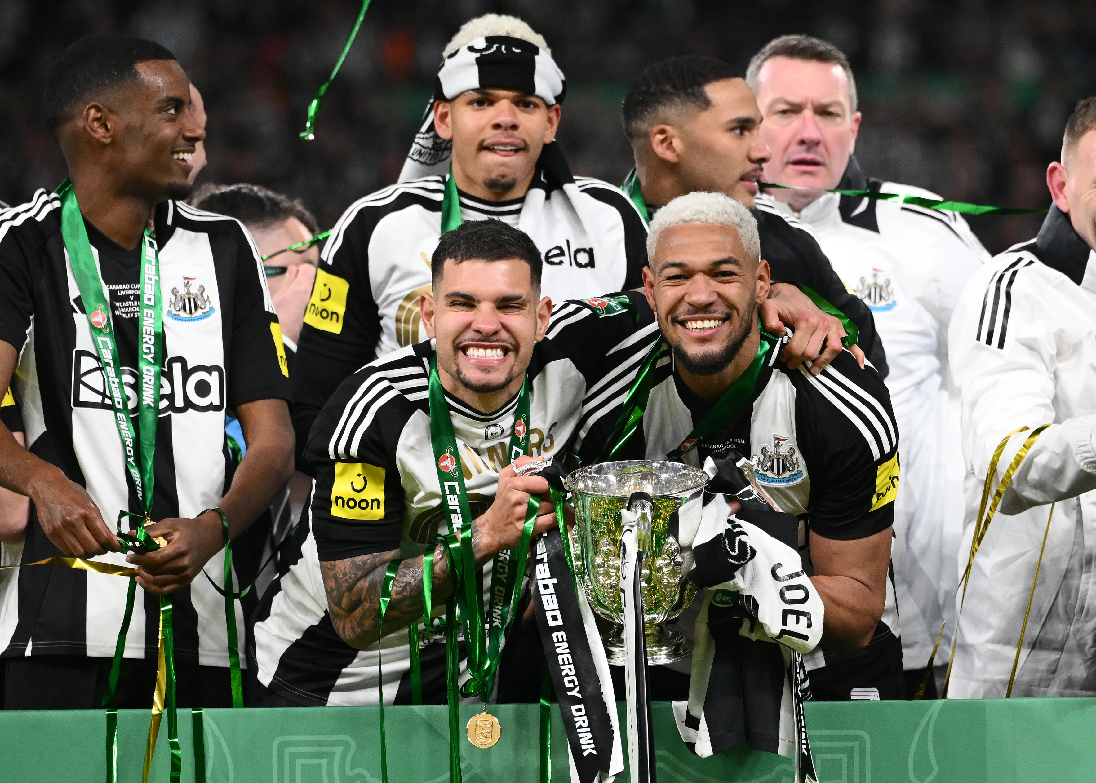 Bruno Guimarães e Joelinton comemoram com o troféu após ganhar o Liverpool na final da Carabao Cup 2025 em Wembley, Londres, Inglaterra. (Photo by Stu Forster/Getty Images)