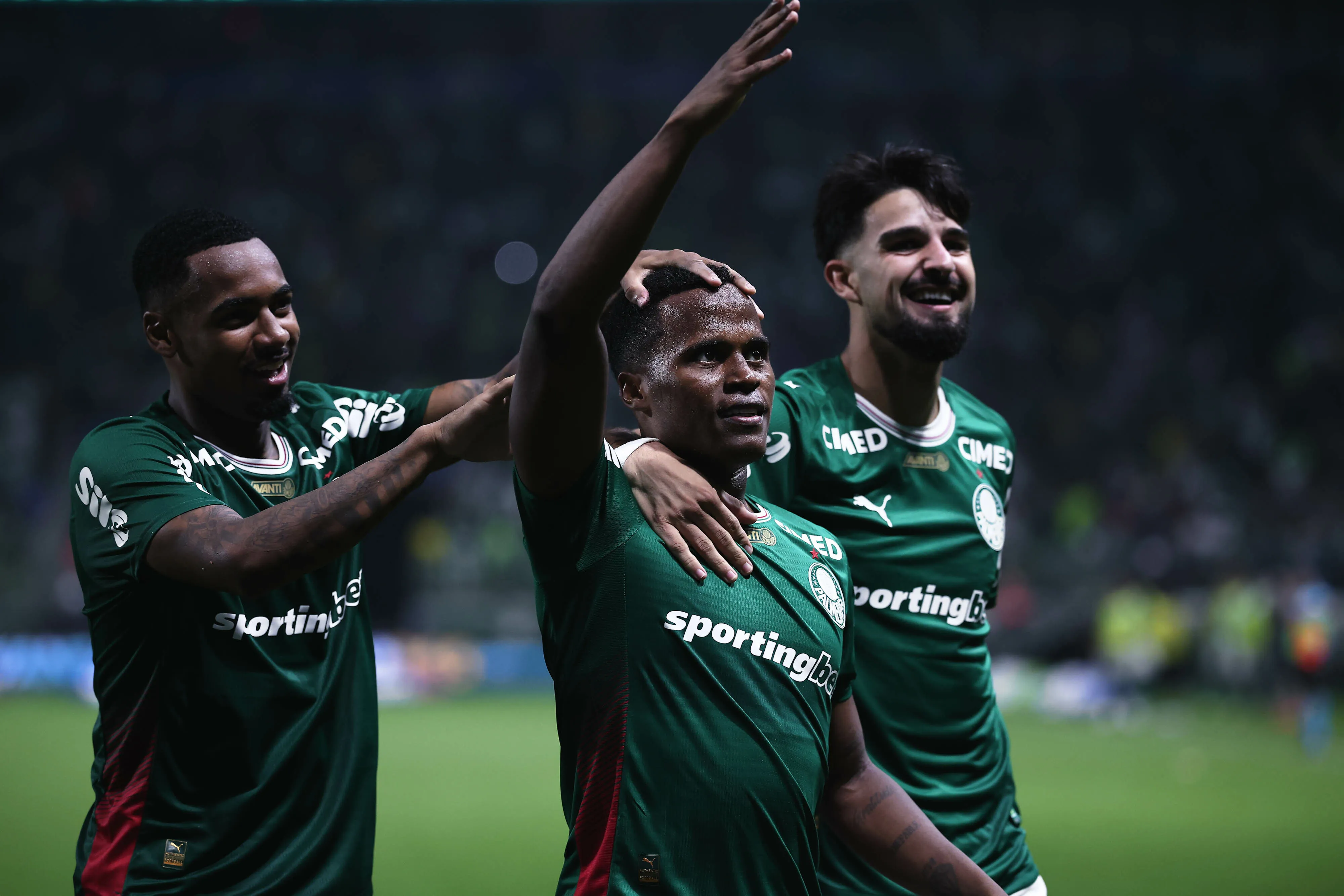 Jhon Arias jogador do Palmeiras comemora seu gol com Flaco Lopez jogador da sua equipe durante partida contra o Botafogo no estadio Arena Allianz Parque pelo campeonato Brasileiro A 2026. Foto: Ettore Chiereguini/AGIF