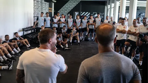 Pedrinho e Felipe conversam com os jogadores do Vasco em reapresentação do elenco profissional em 2026. Fotos: Dikran Sahagian/Vasco
