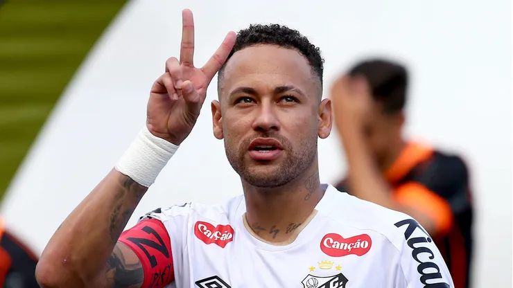 Neymar voltou aos treinos no Santos.