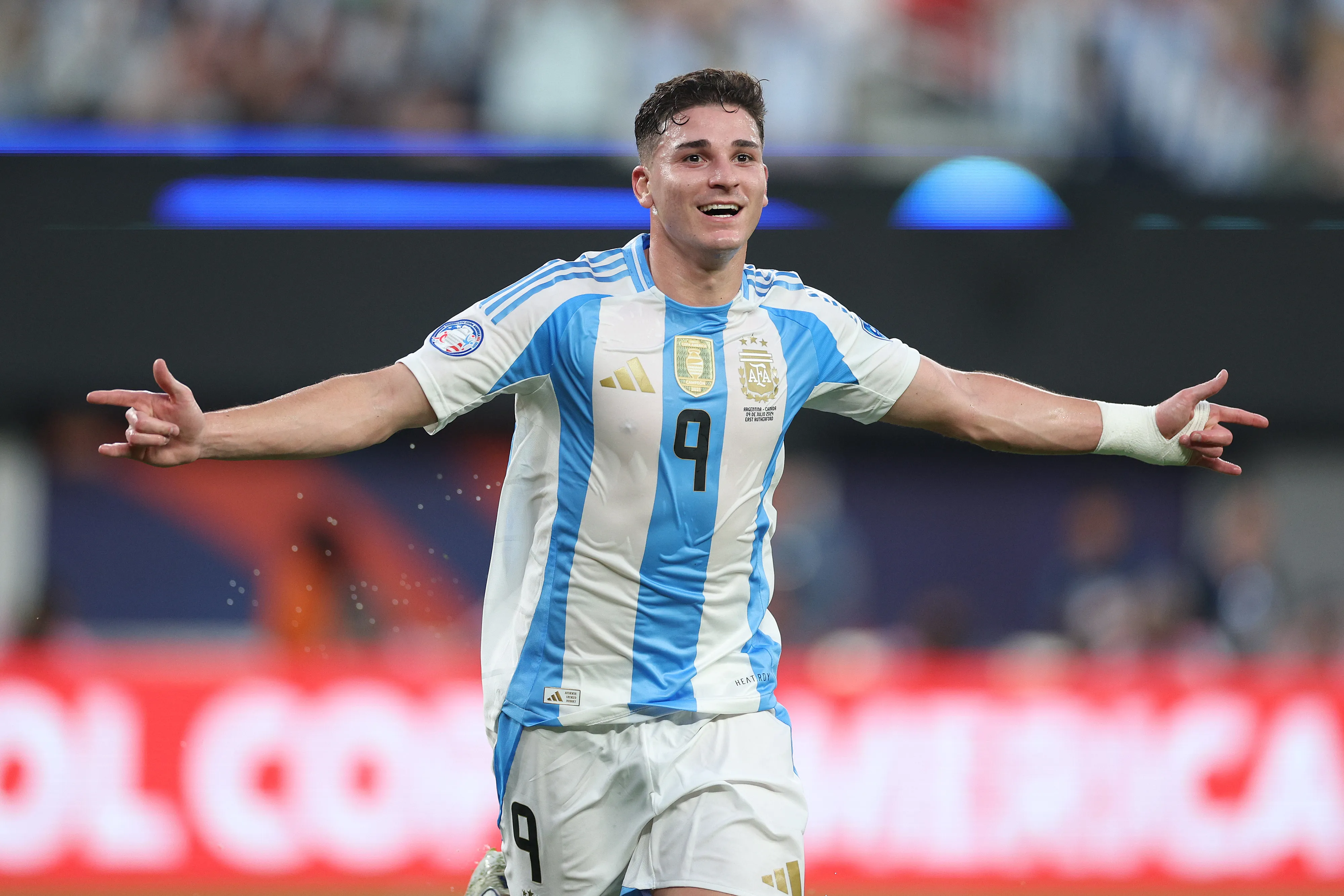 Julian Álvarez deve ser titular pela Argentina – Foto: Elsa/Getty Images.