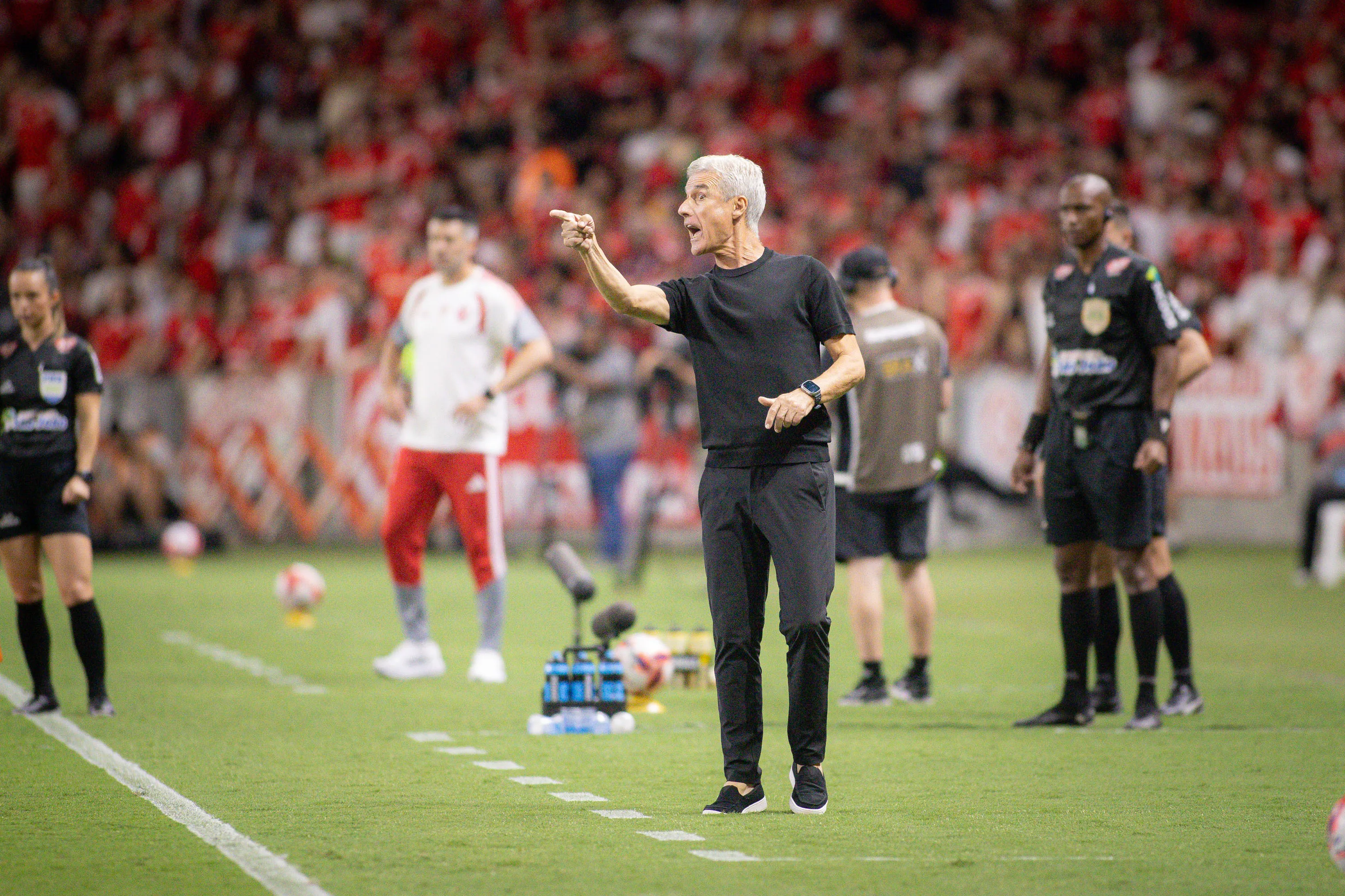 Luís Castro comandando o Grêmio – Foto: Maxi Franzoi/AGIF