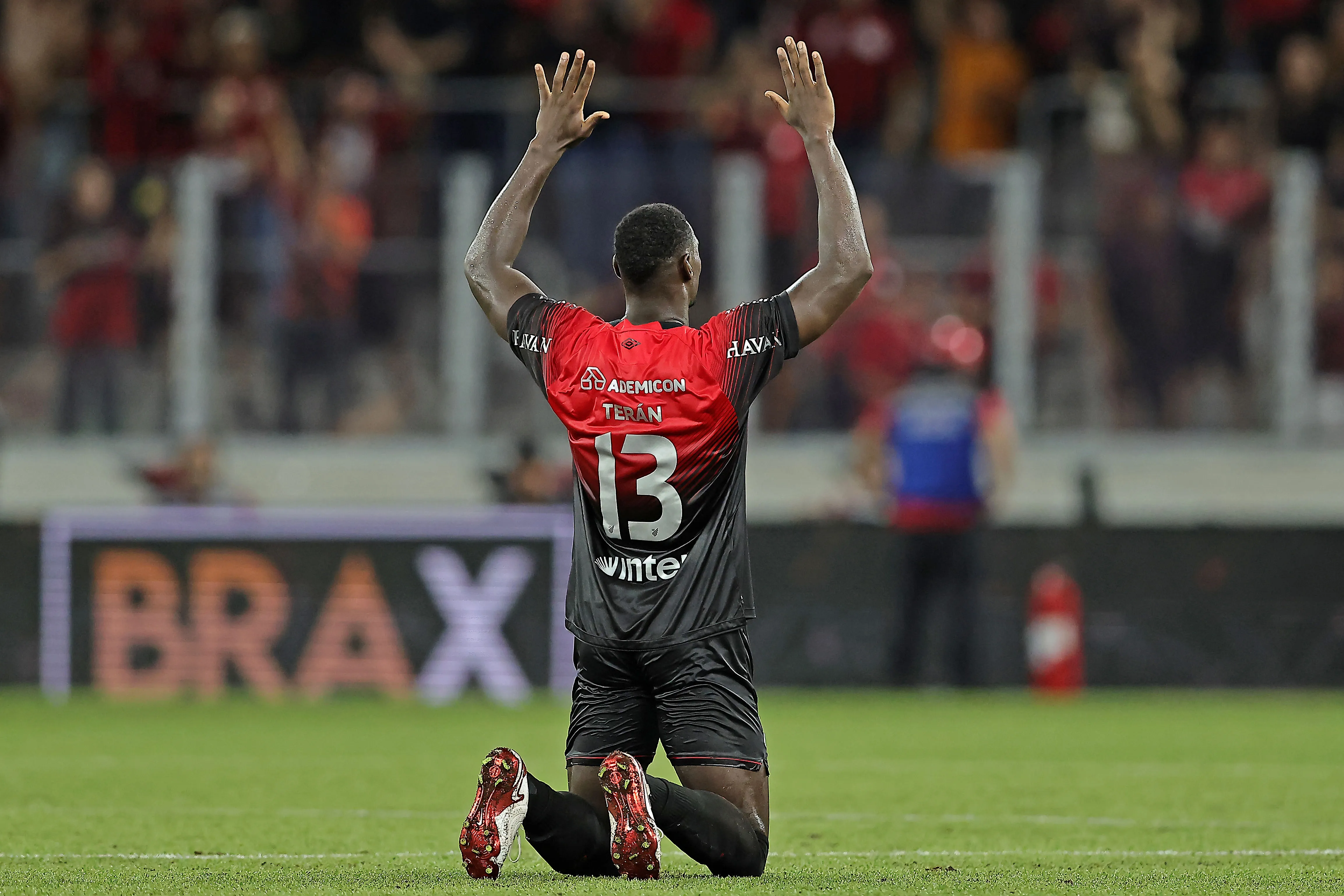 CURITIBA, BRAZIL – FEBRUARY 12: Carlos Terán of Athletico Paranaense celebrates at the end of a match between Athletico Paranaense and Santos as part of Brasileirao 2026 at Arena da Baixada on February 12, 2026 in Curitiba, Brazil. (Photo by Heuler Andrey/Getty Images)