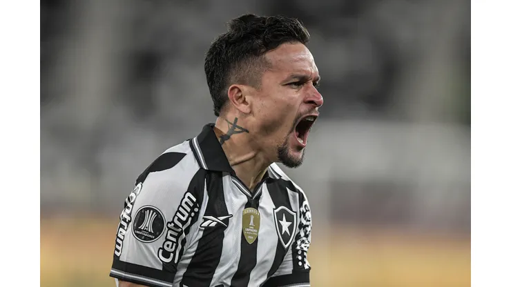 RJ - RIO DE JANEIRO - 14/08/2025 - COPA LIBERTADORES 2025, BOTAFOGO X LDU - Artur jogador do Botafogo comemora seu gol durante partida contra o LDU no estadio Engenhao pelo campeonato Copa Libertadores 2025. Foto: Thiago Ribeiro/AGIF