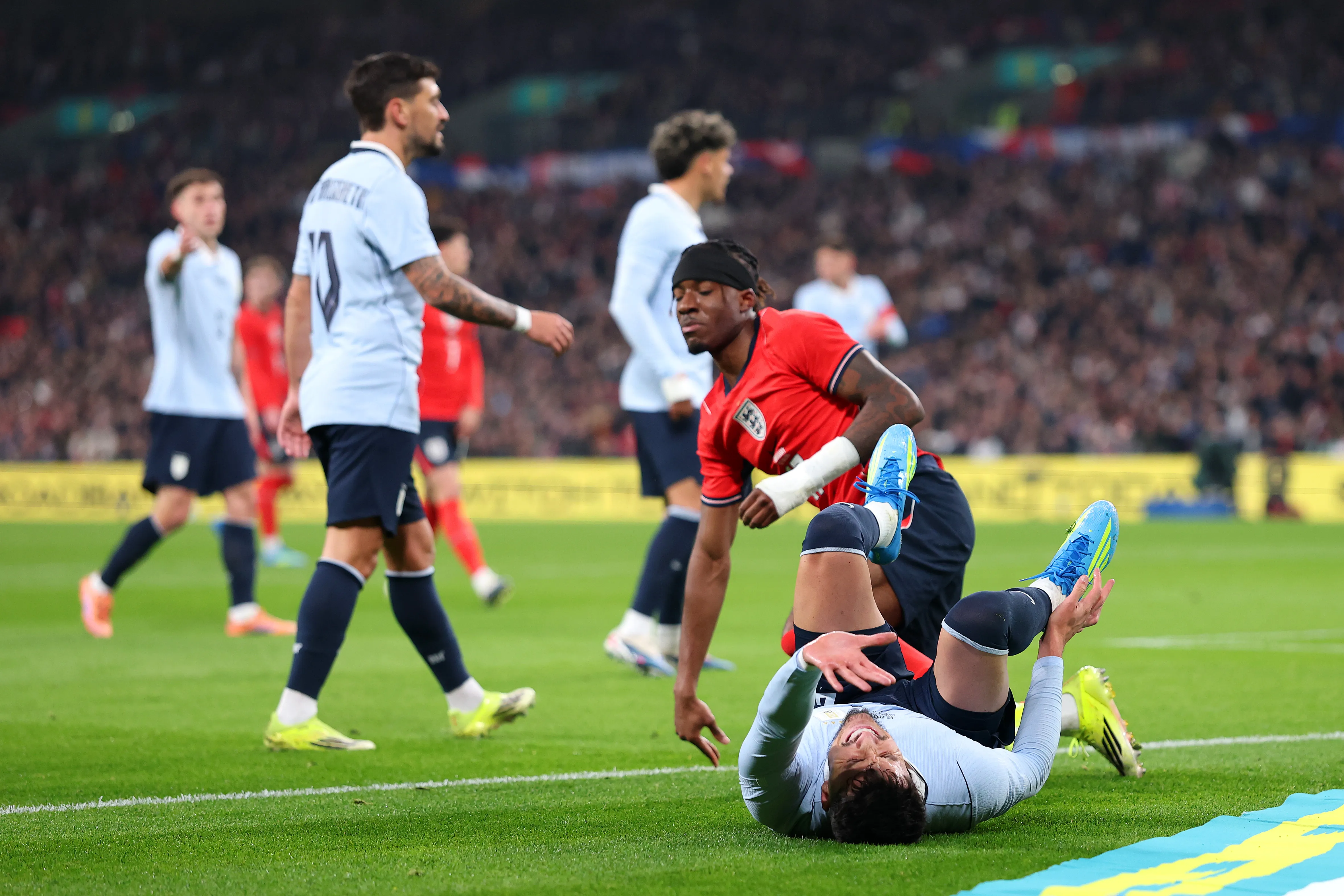 Piquerez sentindo dor no amistoso Inglaterra x Uruguai. Foto: Julian Finney/Getty Images