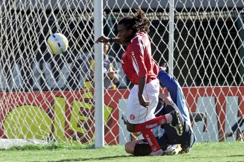 Lance polêmico em Corinthians x Internacional. Foto: Keiny Andrade/Folha Imagem