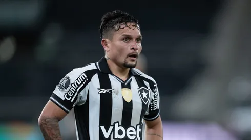 Botafogo ainda pagará 40% dos salários de Artur.