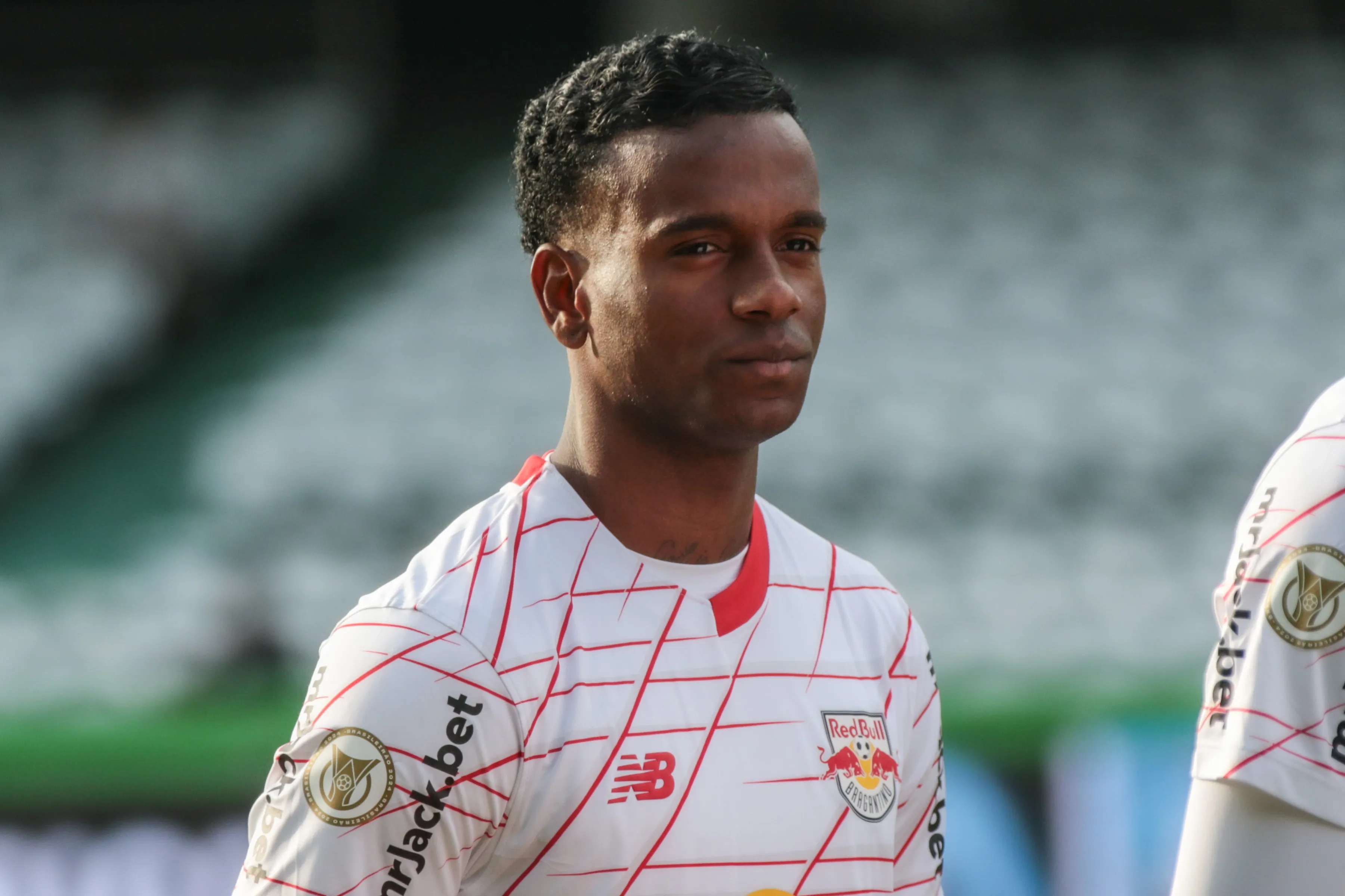 PR – CURITIBA – 01/06/2024 – BRASILEIRO A 2024, GREMIO X BRAGANTINO – Helinho jogador do Bragantino durante execucao do hino nacional antes da partida contra o Gremio no estadio Couto Pereira pelo campeonato Brasileiro A 2024. Foto: Robson Mafra/AGIF