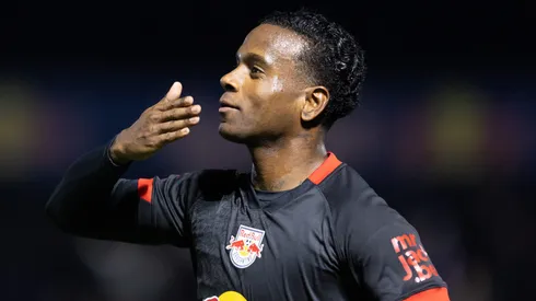 Helinho durante confronto entre Bragantino e Atlético-GO no Brasileirão de 2024.