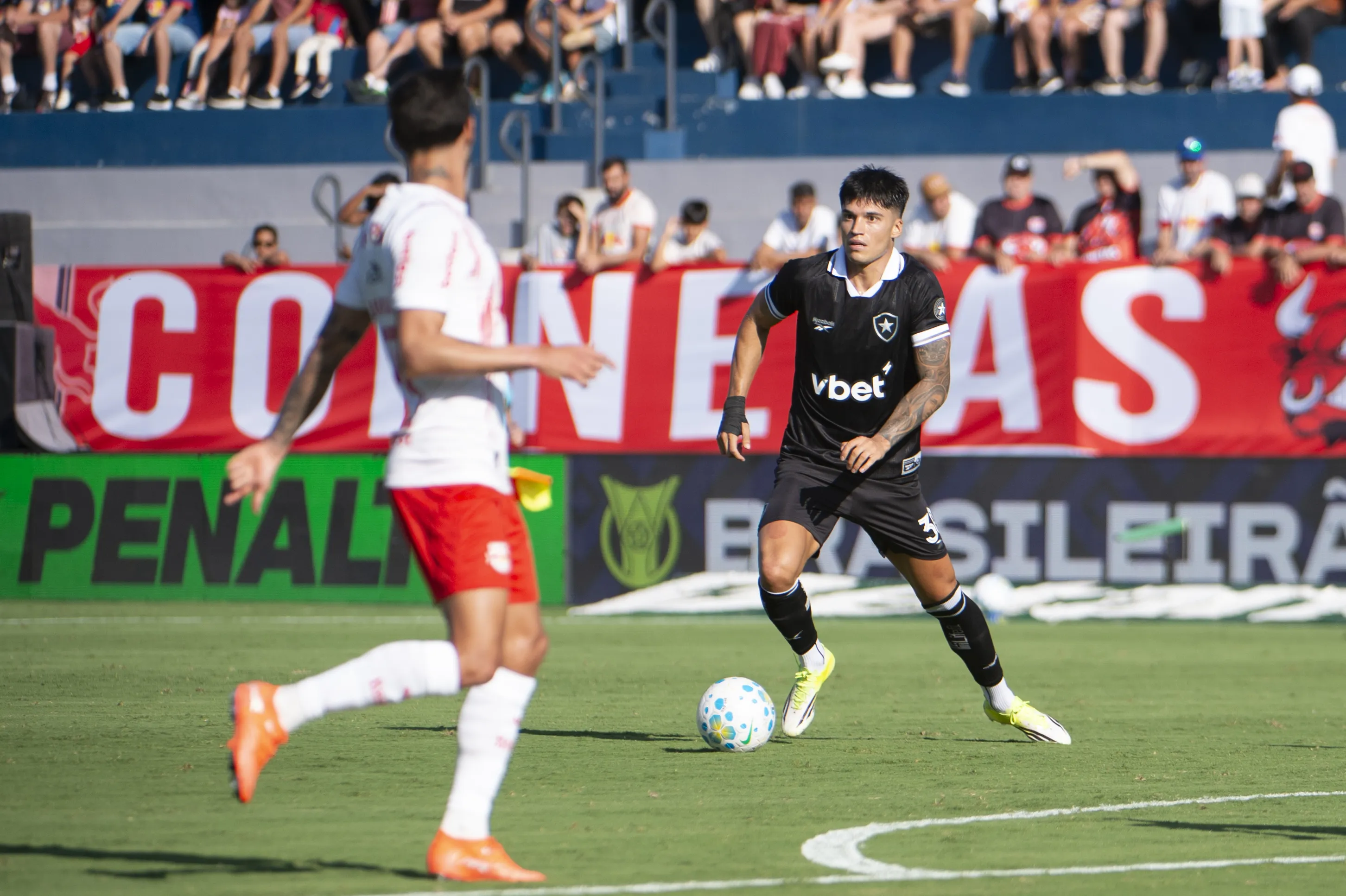 Joaquin Correa jogador do Botafogo durante partida contra o Bragantino no estadio Cicero De Souza Marques pelo campeonato Brasileiro A 2026. Foto: Anderson Romao/AGIF