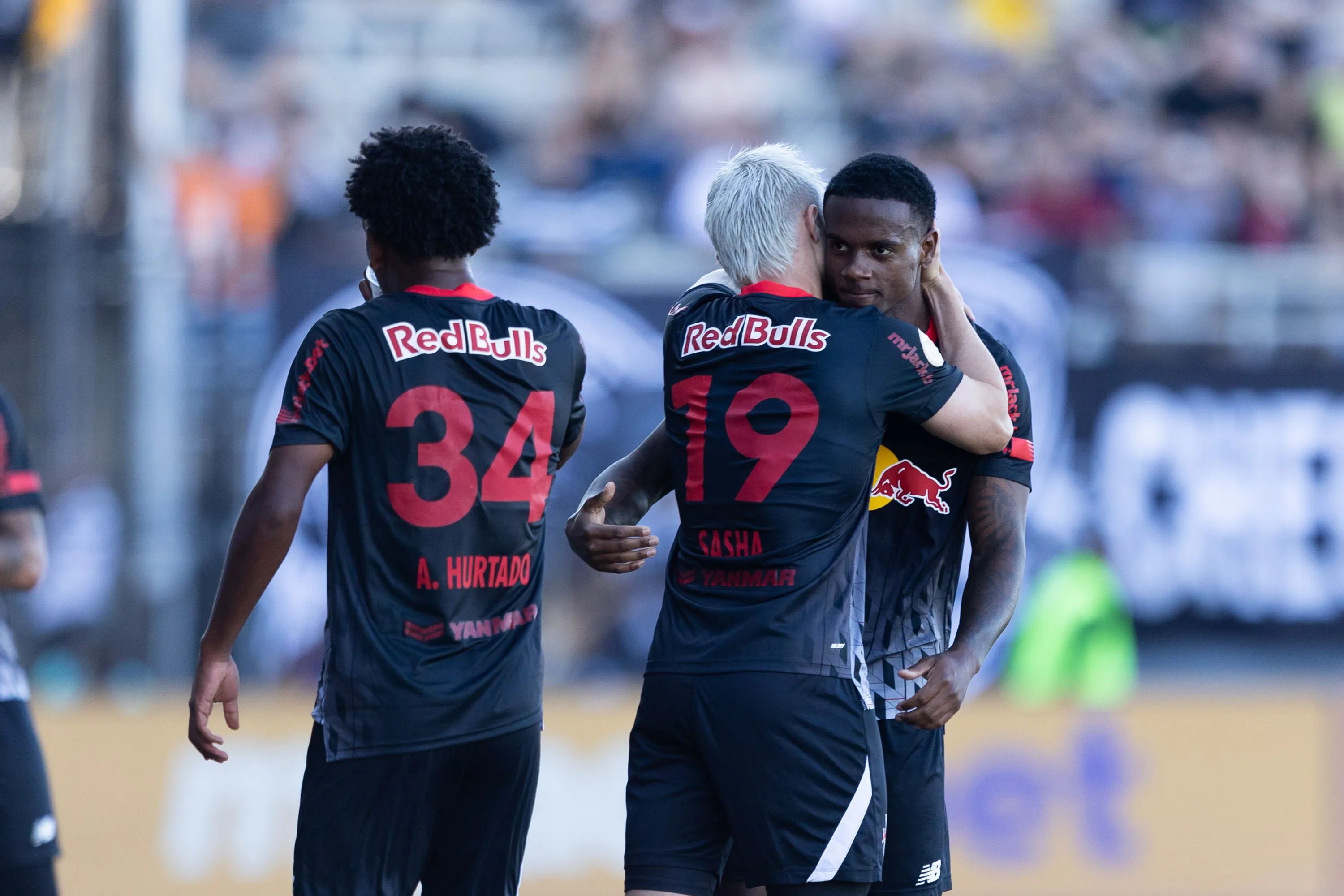 Helinho comemorando gol durante partida contra o Corinthians no Campeonato Brasileiro de 2023. Foto: Diogo Reis/AGIF