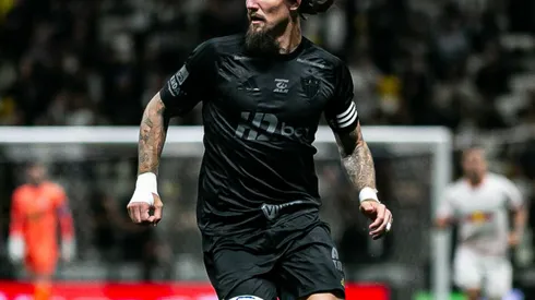 Uniforme All Black do Atlético-MG em jogo do Brasileirão 2025