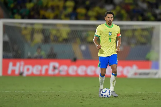 Marquinhos durante partida contra o Chile nas Eliminatórias da Copa Do Mundo de 2026. Foto: Thiago Ribeiro/AGIF