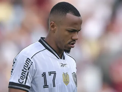 Botafogo tira foto de Marlon Freitas do Nilton Santos