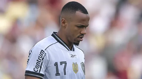 Marlon Freitas durante confronto contra o Fluminense no Brasileirão de 2025.