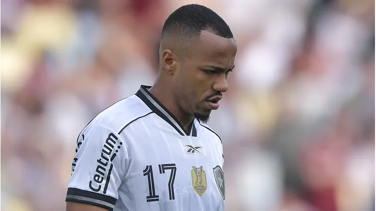 Marlon Freitas durante confronto contra o Fluminense no Brasileirão de 2025.