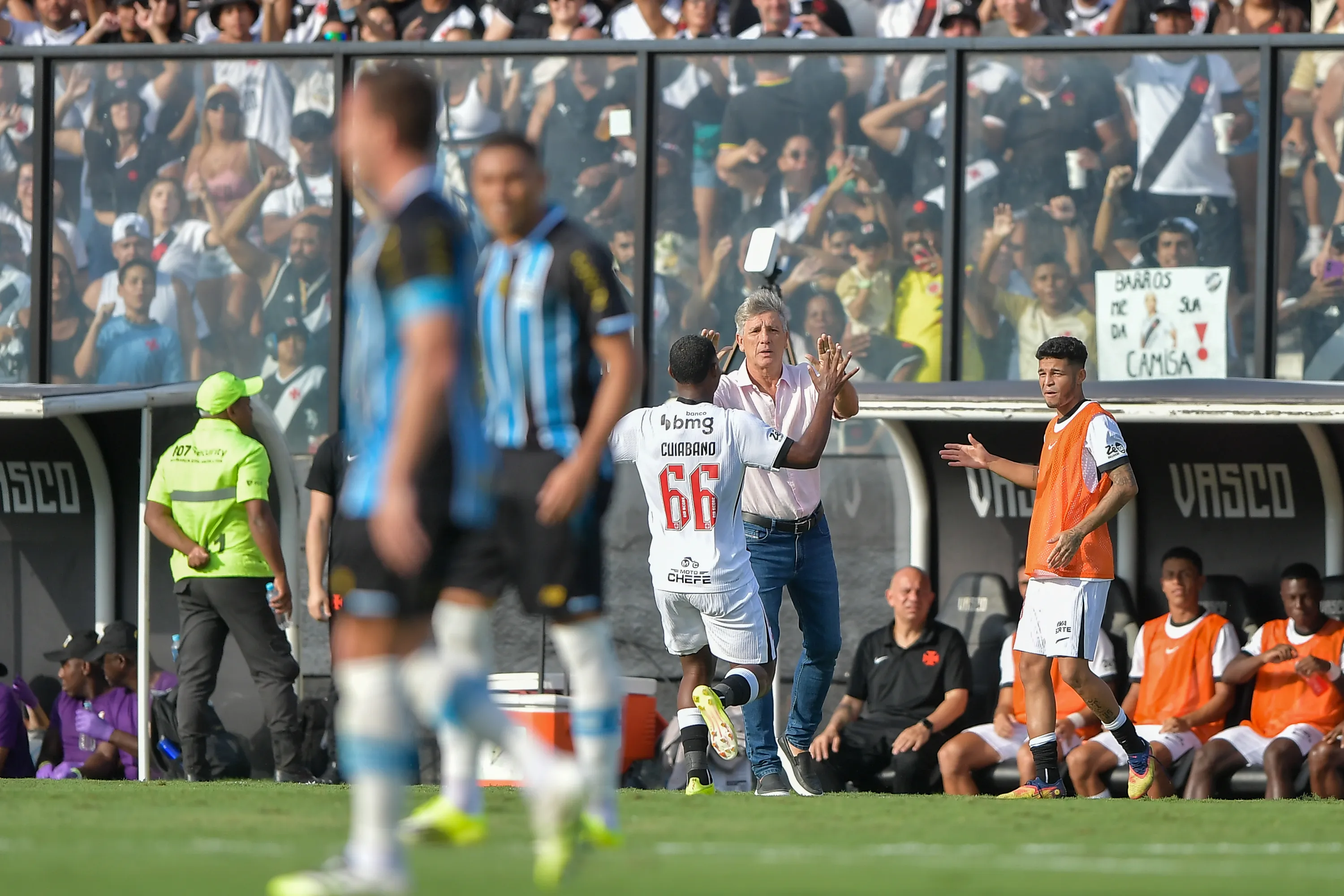 Cuiabano jogador do Vasco comemora seu gol durante partida contra o Gremio no estadio Sao Januario pelo campeonato Brasileiro A 2026. Foto: Thiago Ribeiro/AGIF