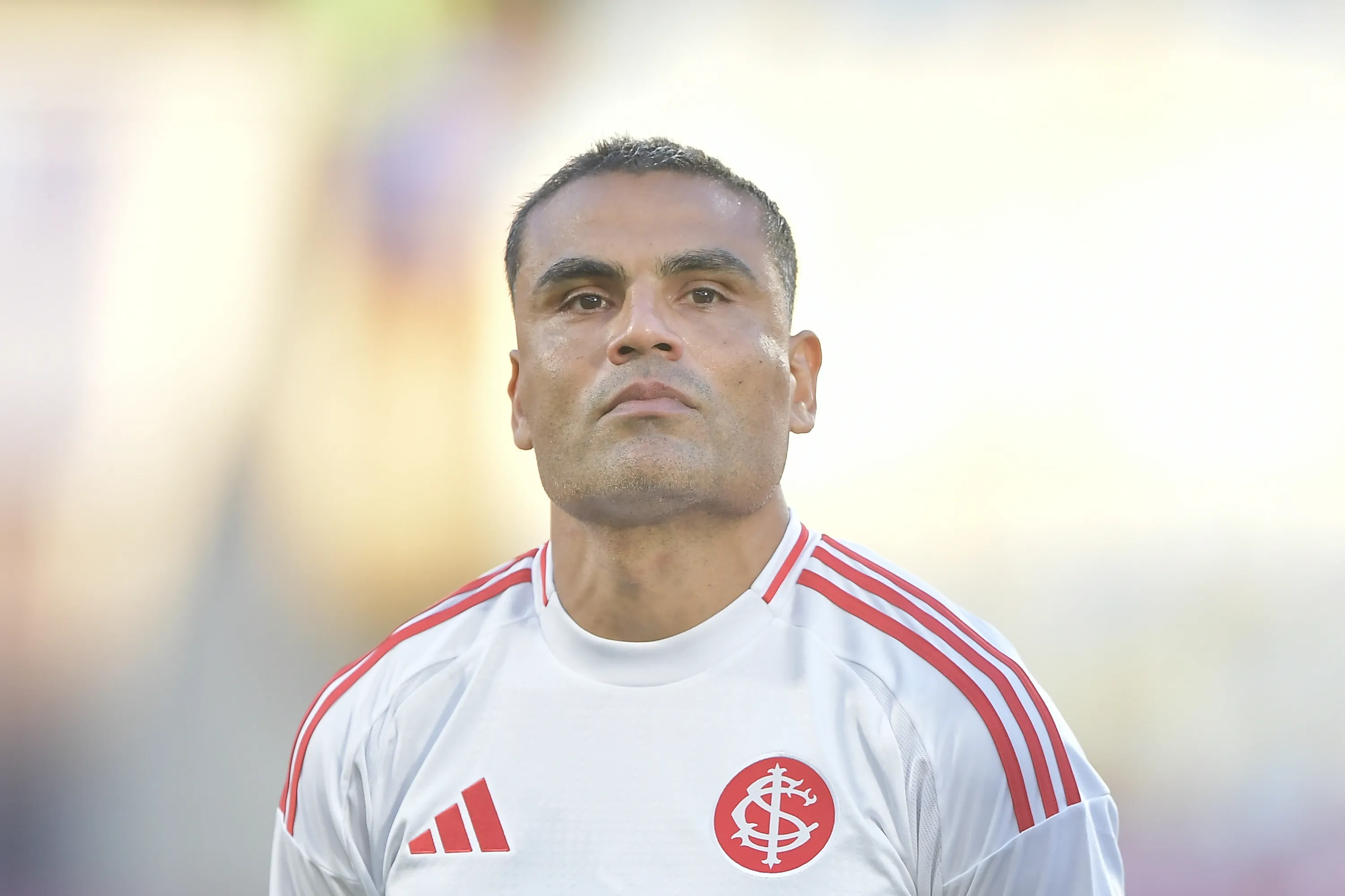 RJ – RIO DE JANEIRO – 25/10/2025 – BRASILEIRO A 2025, FLUMINENSE X INTERNACIONAL – Mercado jogador do Internacional durante partida contra o Fluminense no estadio Maracana pelo campeonato Brasileiro A 2025. Foto: Thiago Ribeiro/AGIF