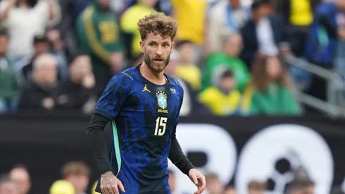 Léo Pereira, do Brasil, domina a bola durante a partida amistosa internacional entre Brasil e França no Gillette Stadium, em 26 de março de 2026, em Foxborough, Massachusetts. (Foto de Michael Owens/Getty Images)