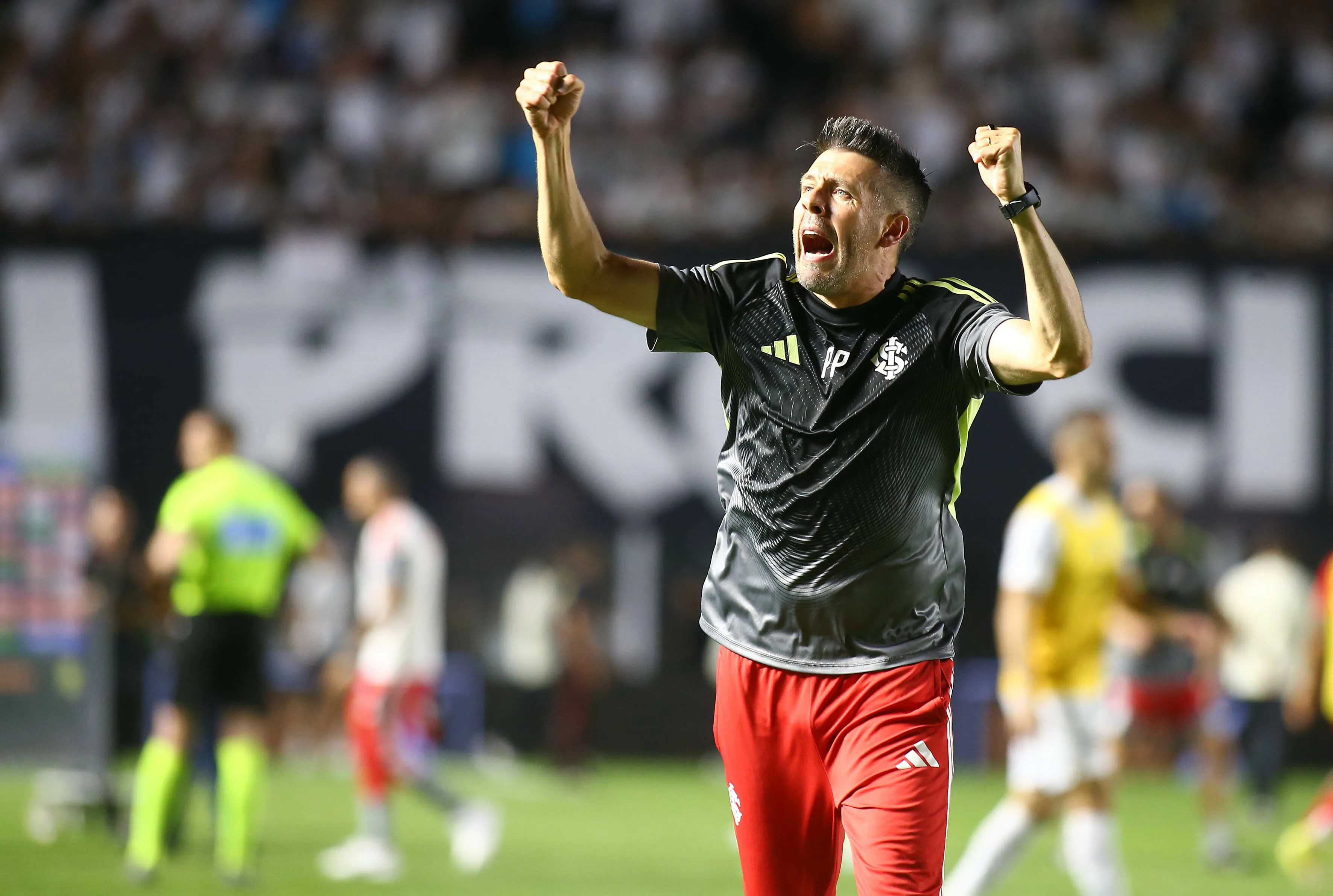 Paulo Pezzolano tecnico do Internacional comemora o gol durante partida contra o Santos no estadio Vila Belmiro pelo campeonato Brasileiro A 2026. Foto: Mauricio De Souza/AGIF