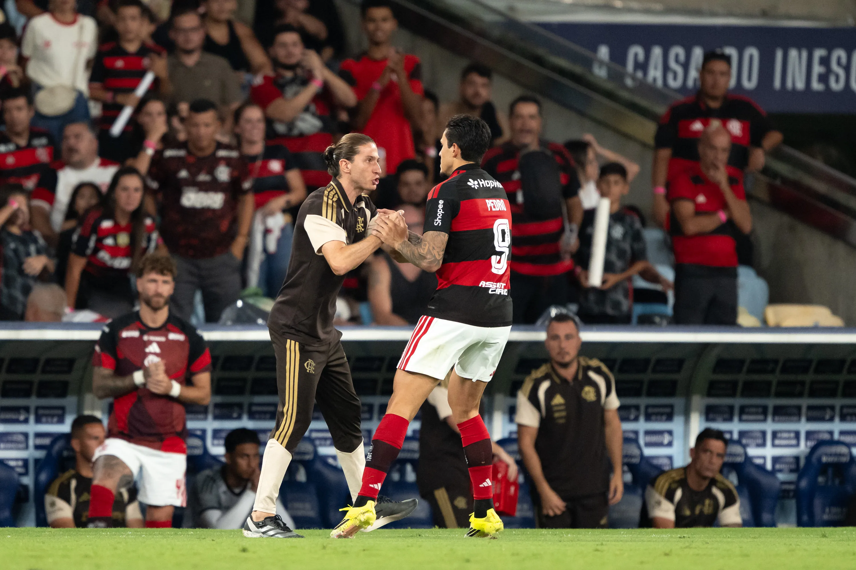 edro jogador do Flamengo comemora seu gol com Filipe Luis tecnico da sua equipe durante partida contra o Sampaio Correa no estadio Maracana pelo campeonato Carioca 2026. Foto: Jorge Rodrigues/AGIF
